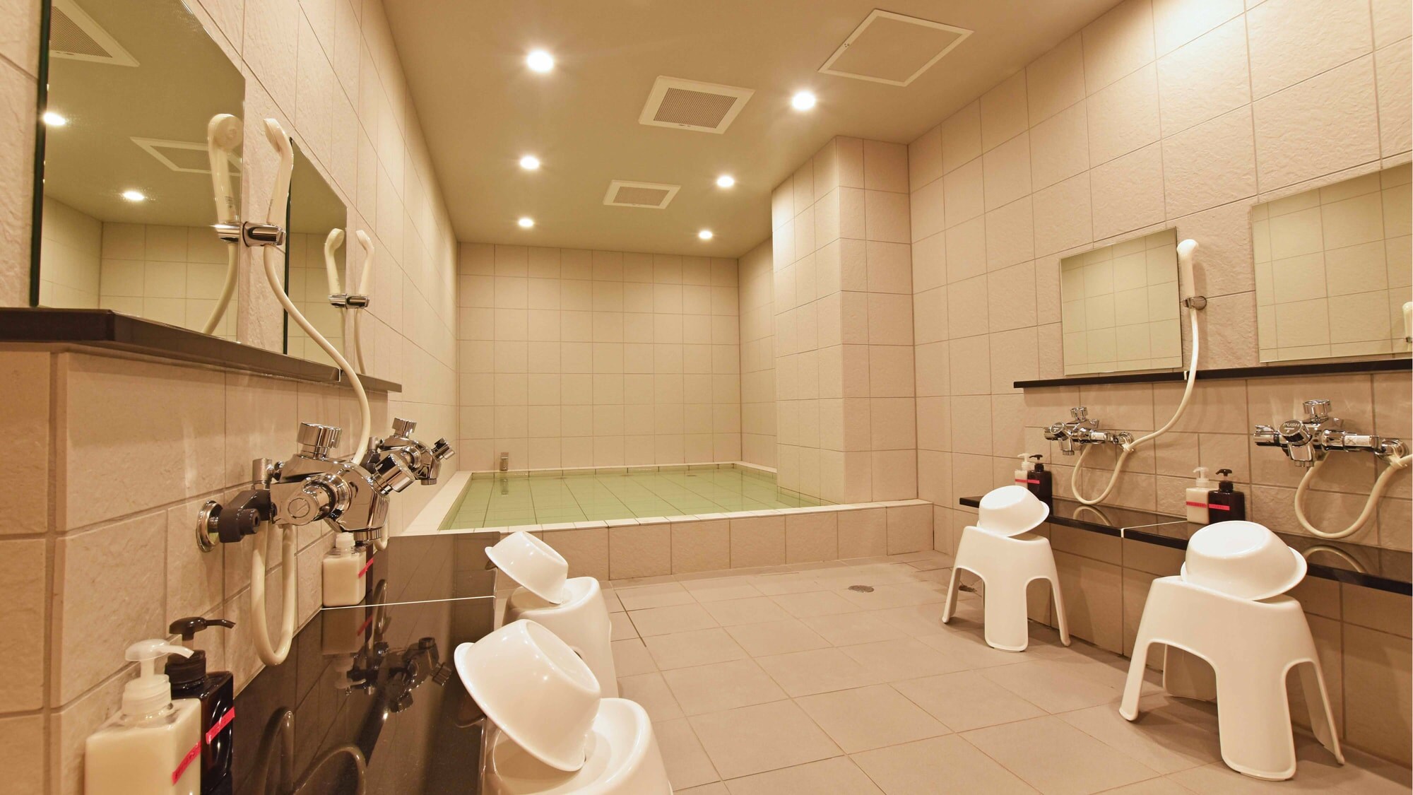 [Kamar mandi hanya untuk tamu pria]