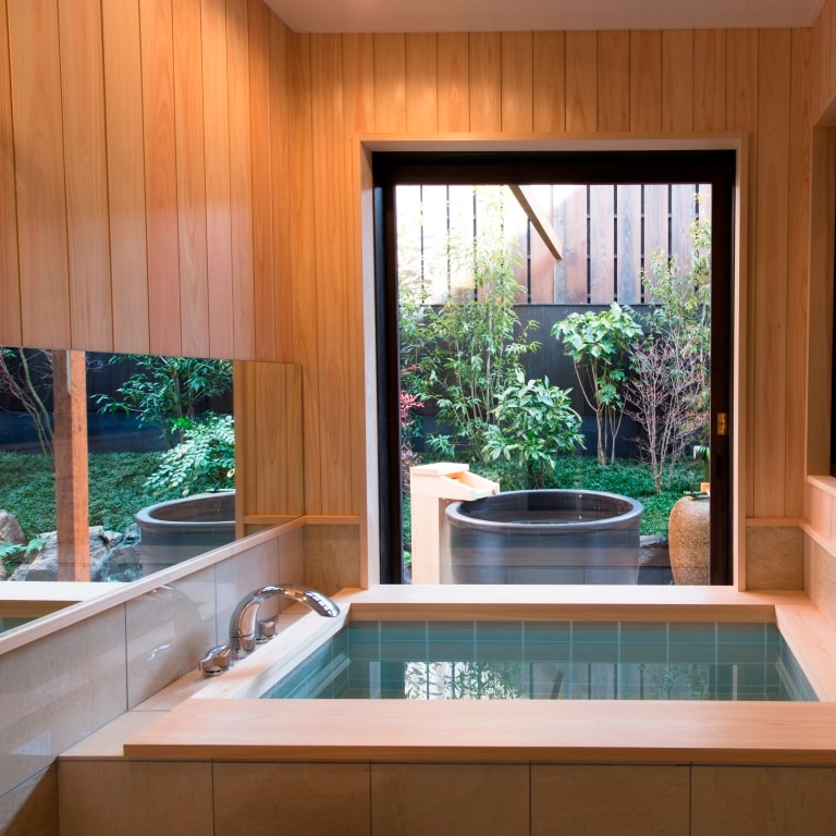 [Koume] A bathroom with a view of the inner garden and open-air bath