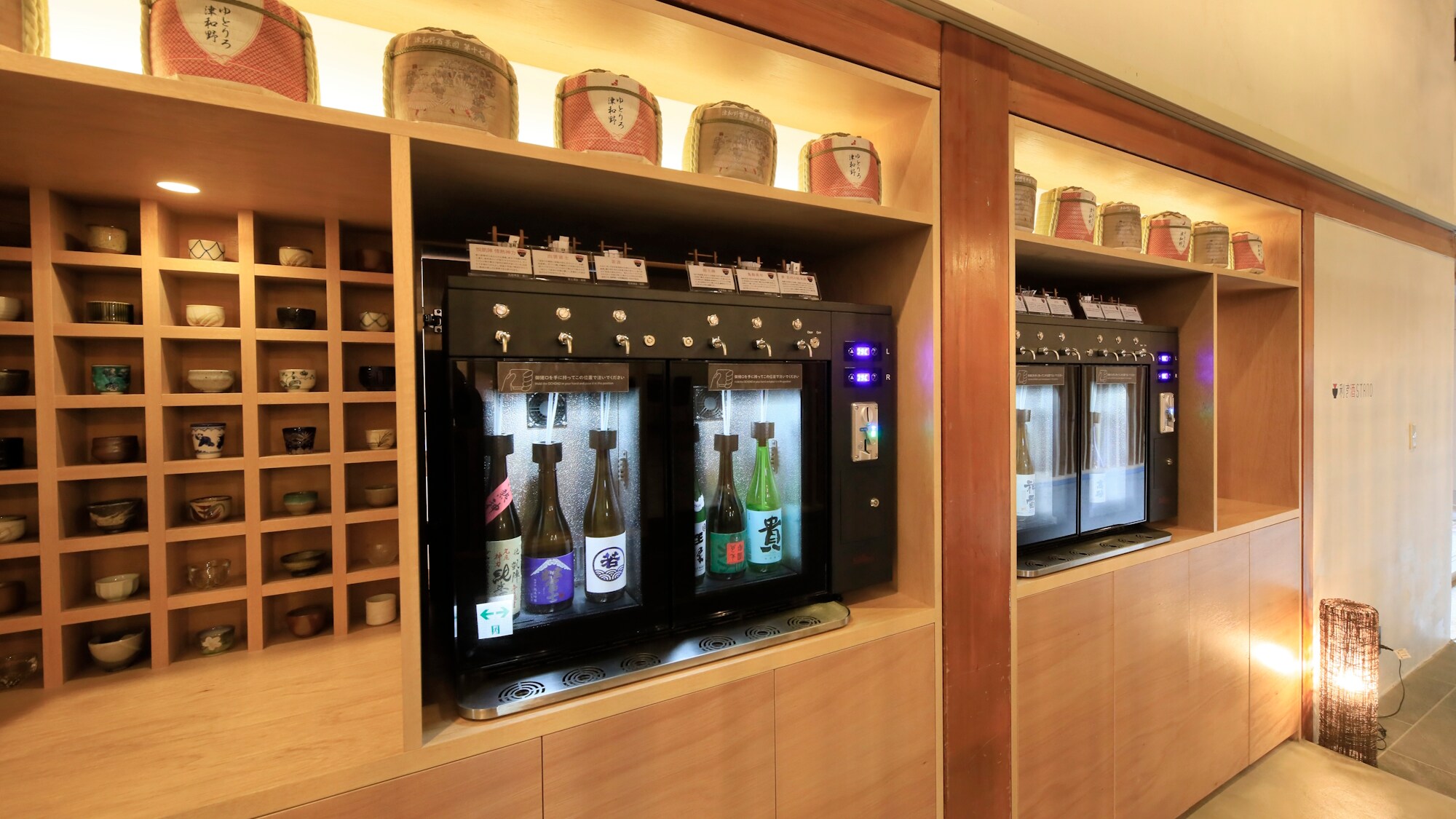 [Sake tasting] At the sake tasting stand, you can enjoy sake by inserting a coin (example)