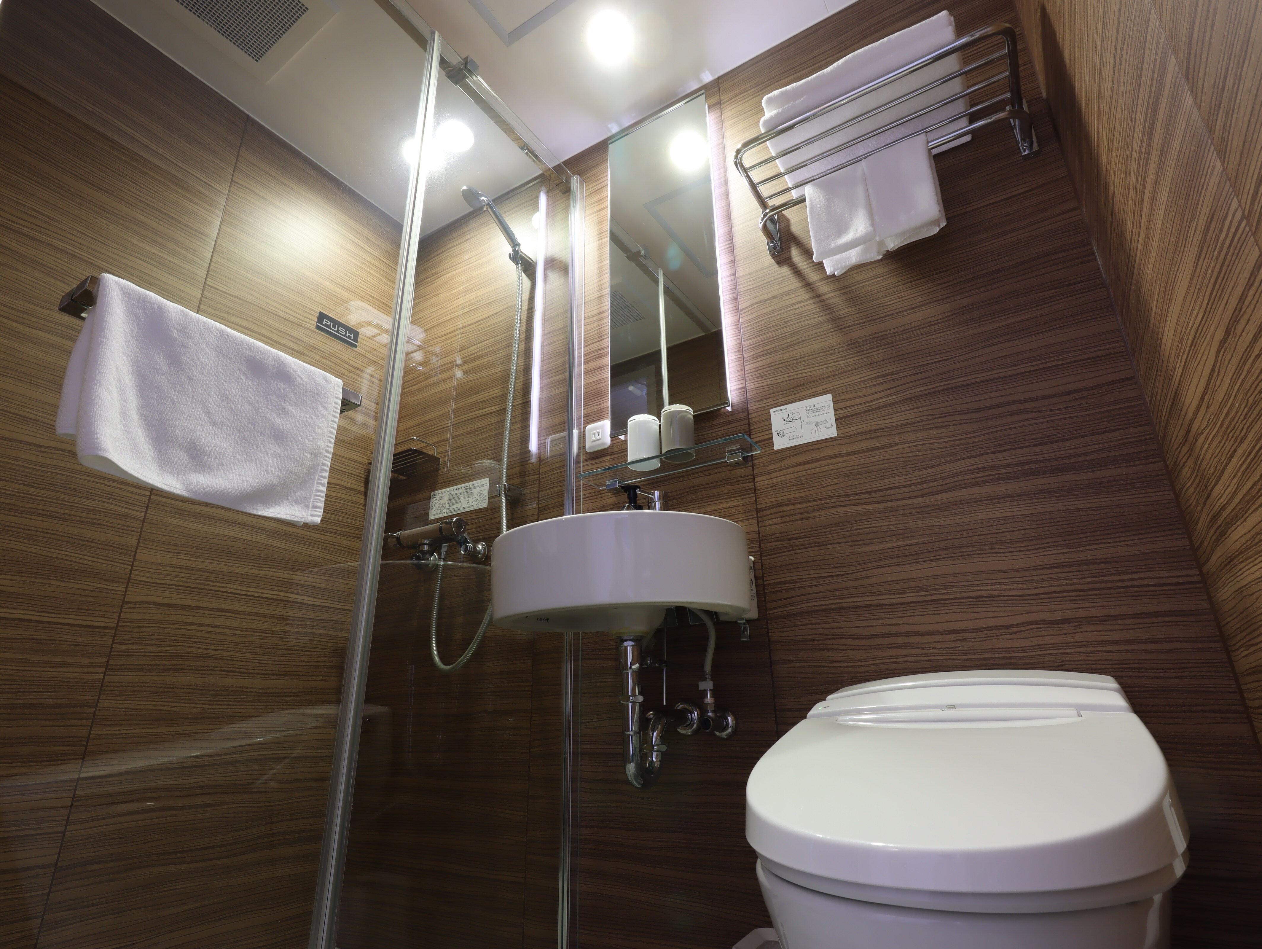 Twin room (shower, toilet)