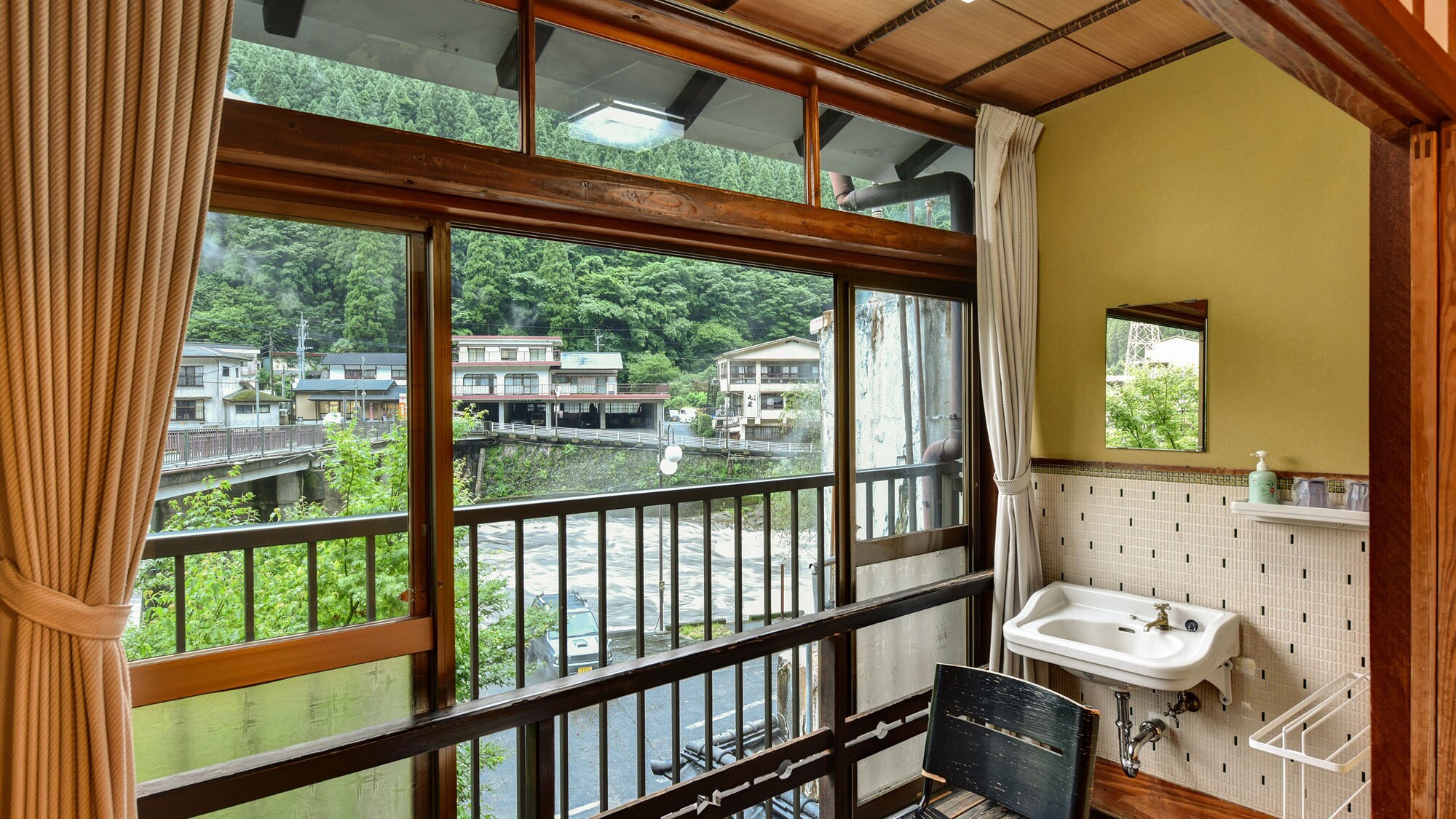 *6 tatami Japanese-style room (example of a guest room)/Sit by the window and gaze out at the hot springs with steam rising from the water, and enjoy the feeling of being on a journey.