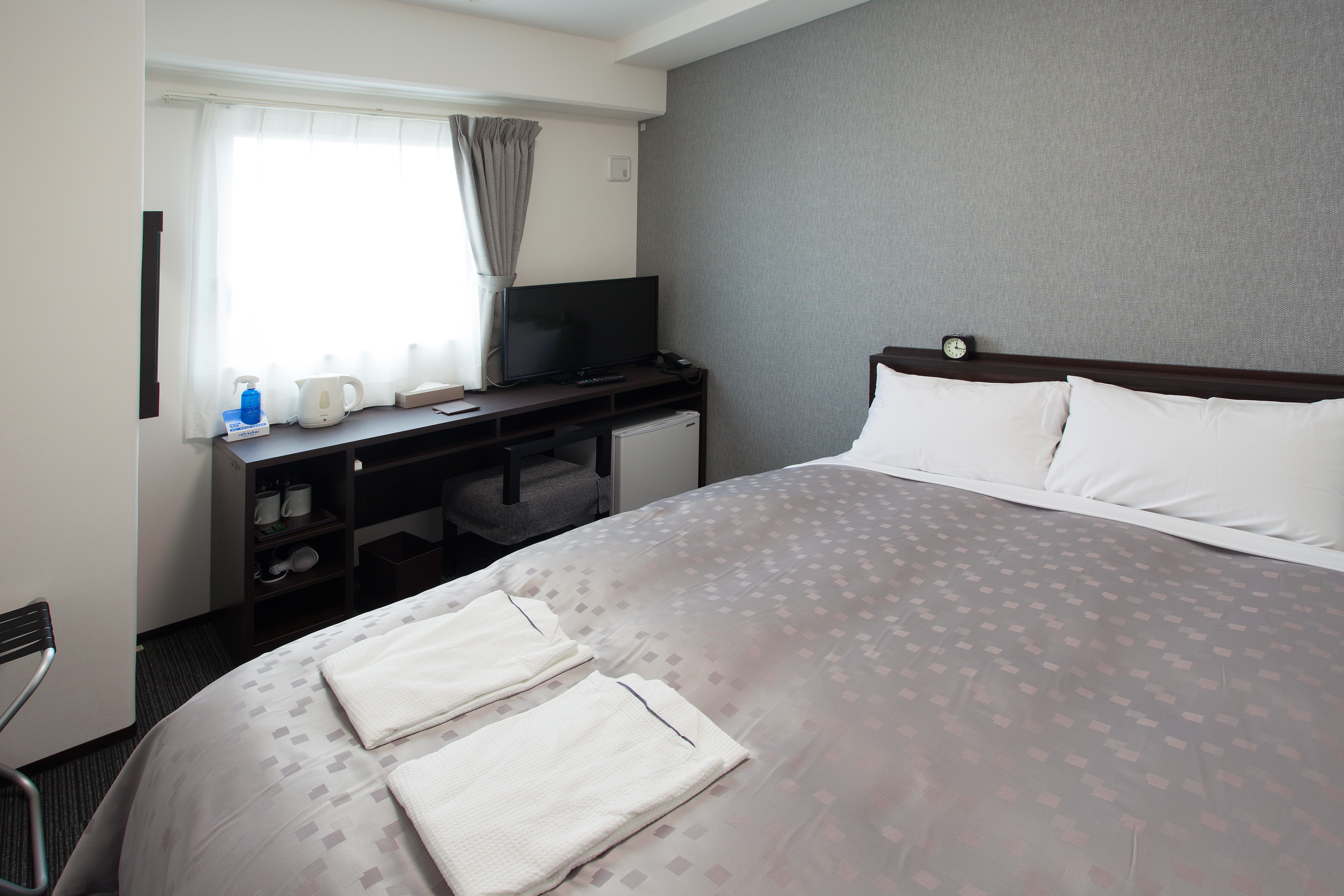 Double room　＜Bed size: Width 140cm x Length 200cm＞
