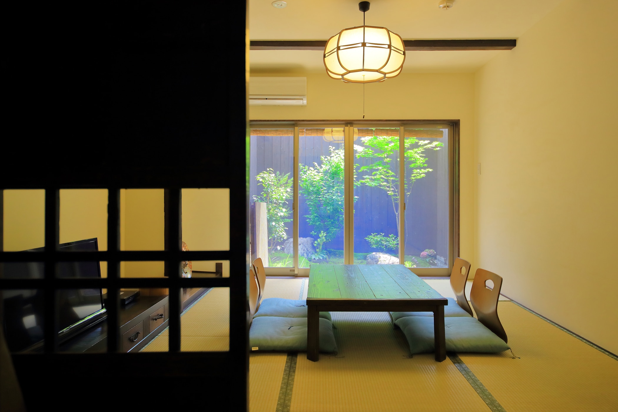 Trải nghiệm bầu không khí Kyoto ngay tại tầng một, nơi vẫn còn lưu giữ những đồ đạc cũ từ thời xây dựng.