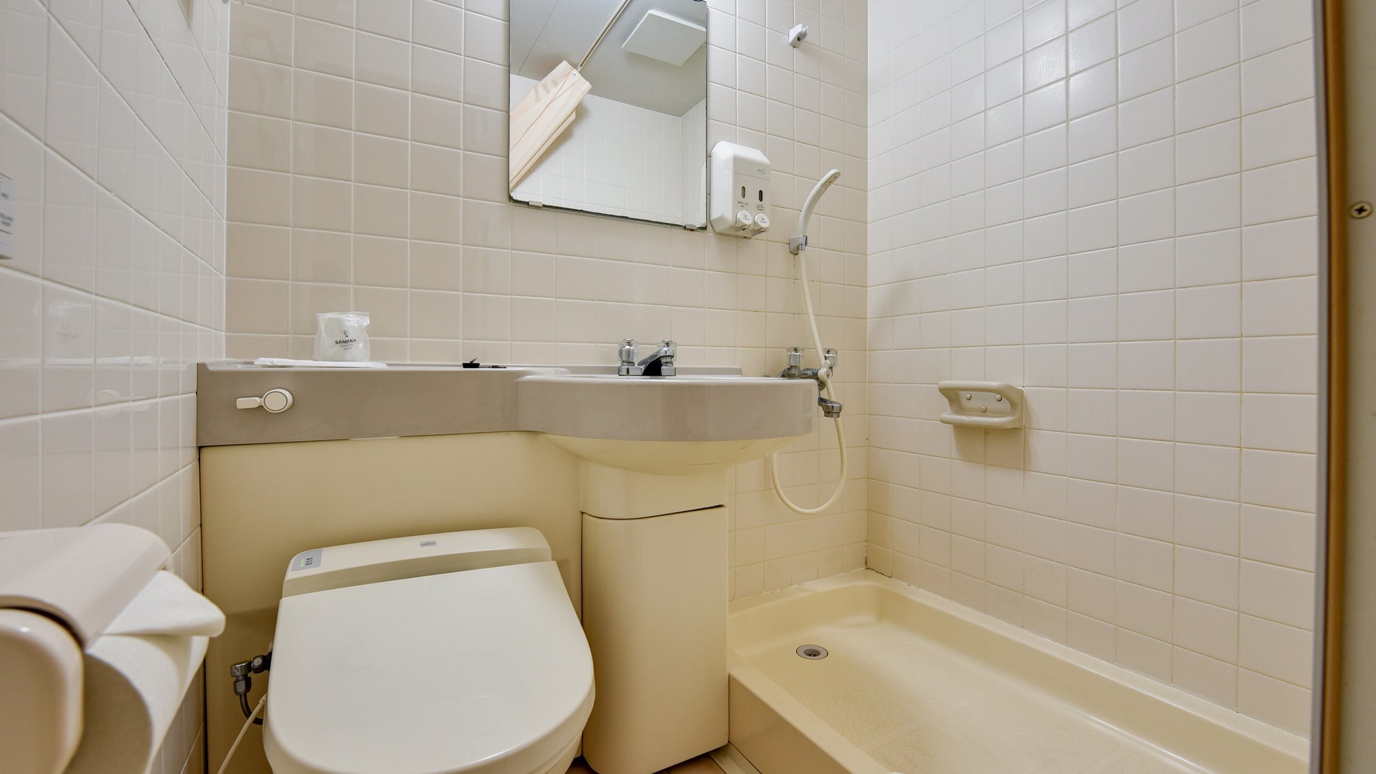 *[Single room example] There is no bathtub, only a shower