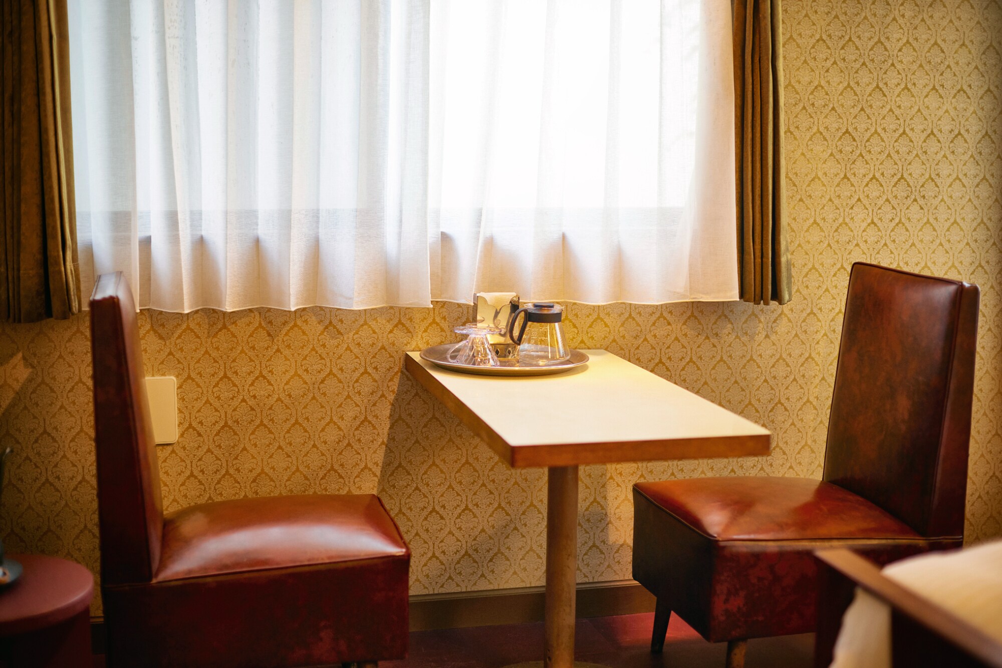 Based on the concept of a traditional coffee shop, the furniture used in an actual tea shop is used.