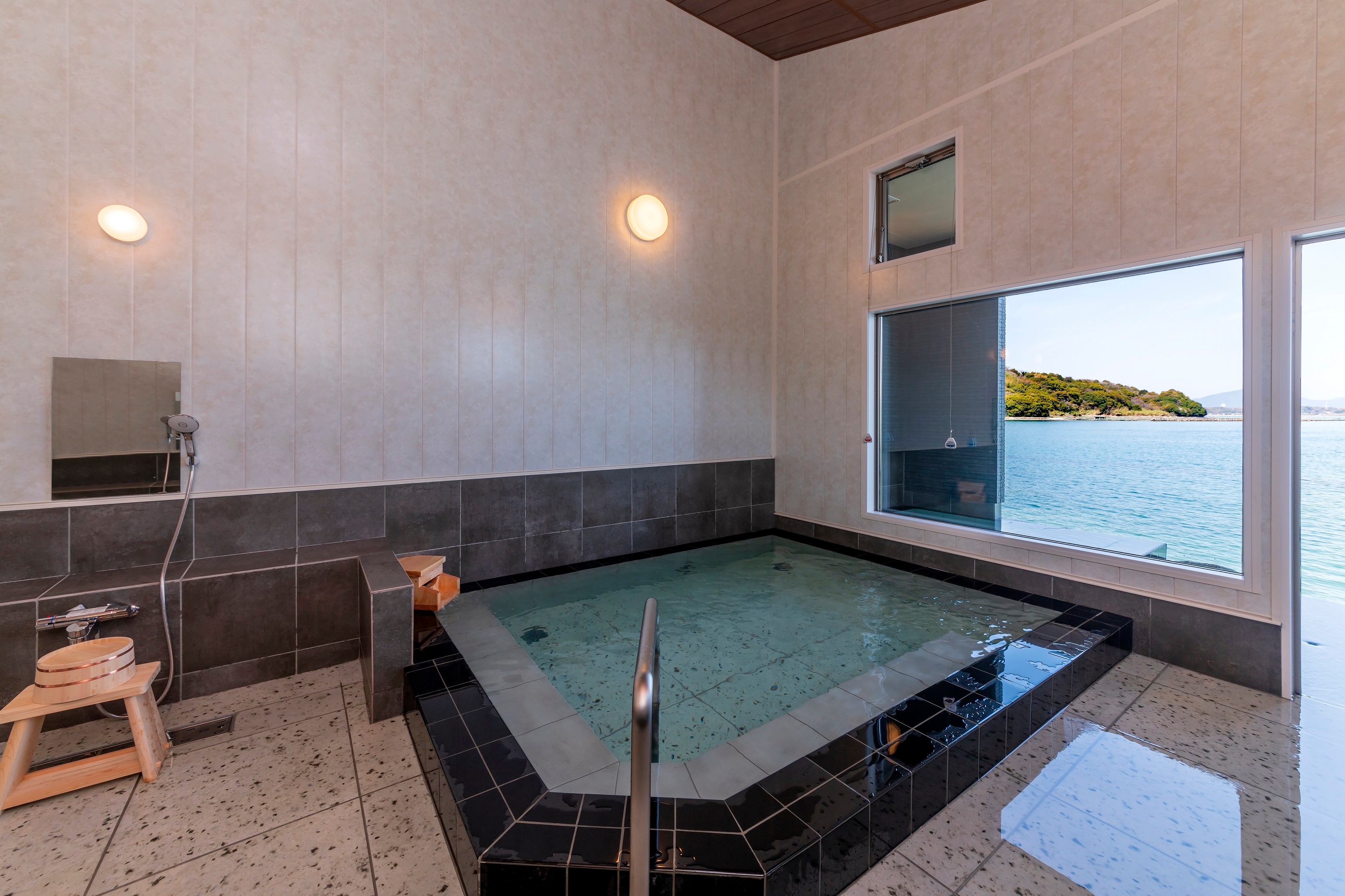 Large public bath (indoor bath)