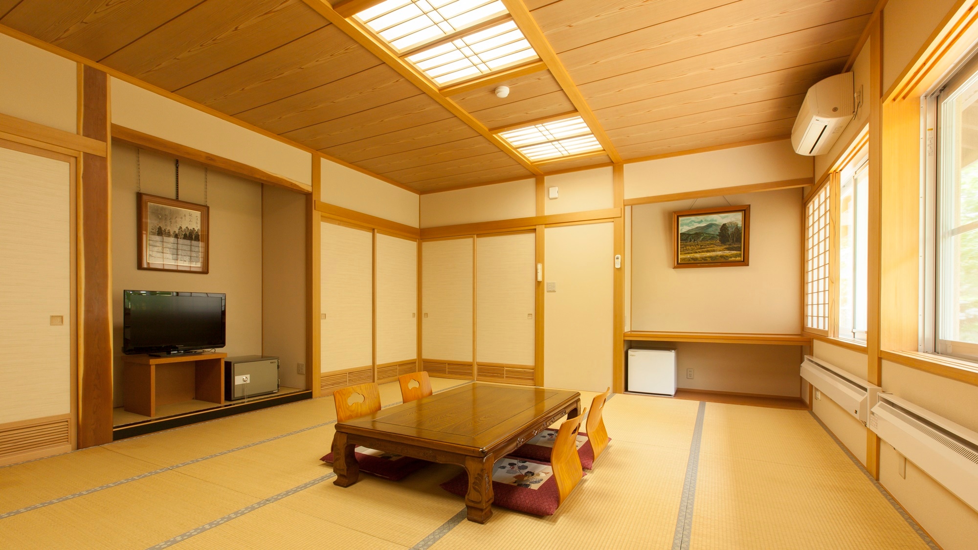 *[Guest room/Main building 15 tatami mats] Stretch your arms and legs and relax.