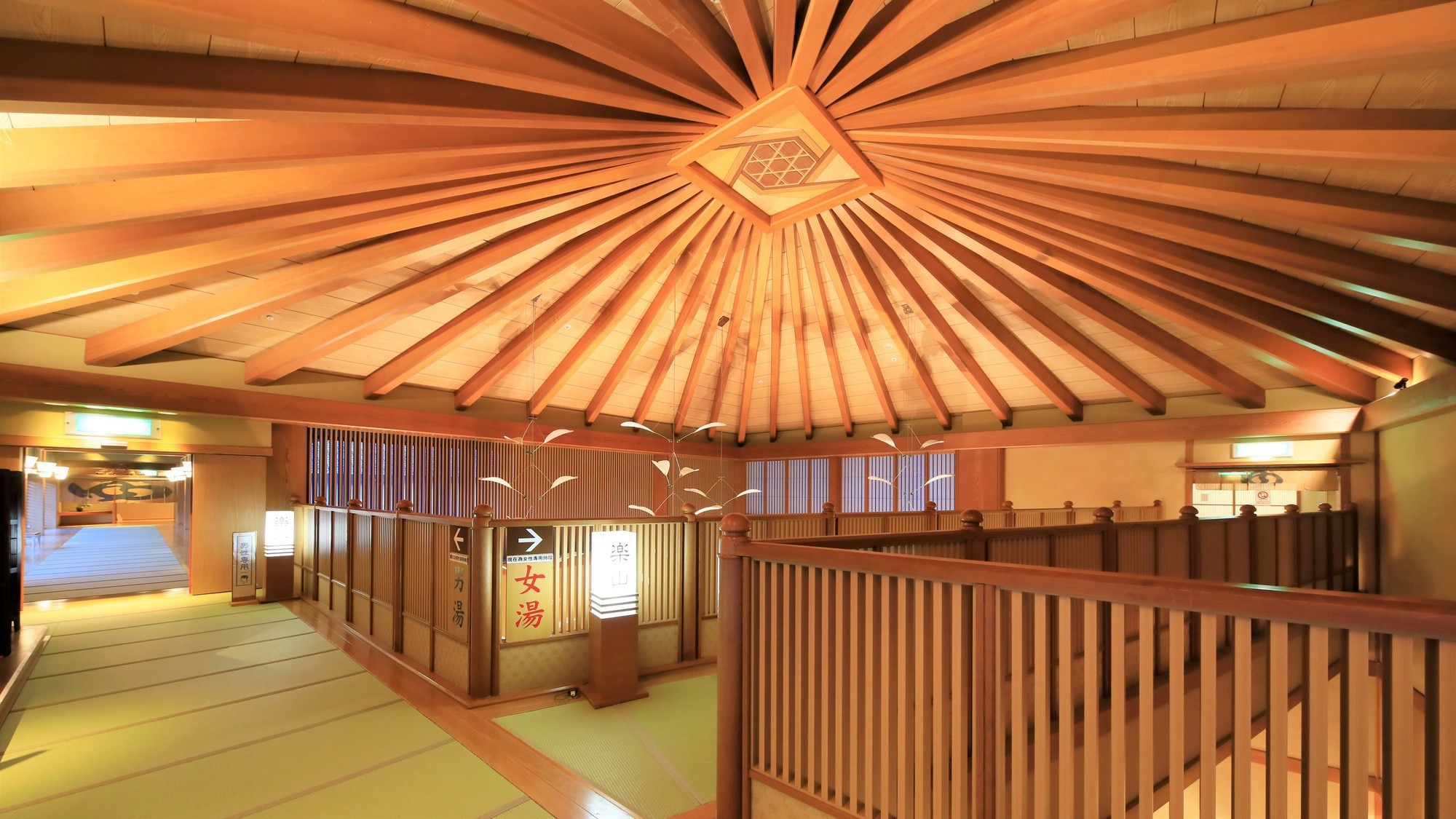 [Corridor] The path to the large public bath on the 3rd floor is an open-air corridor leading from the lobby.