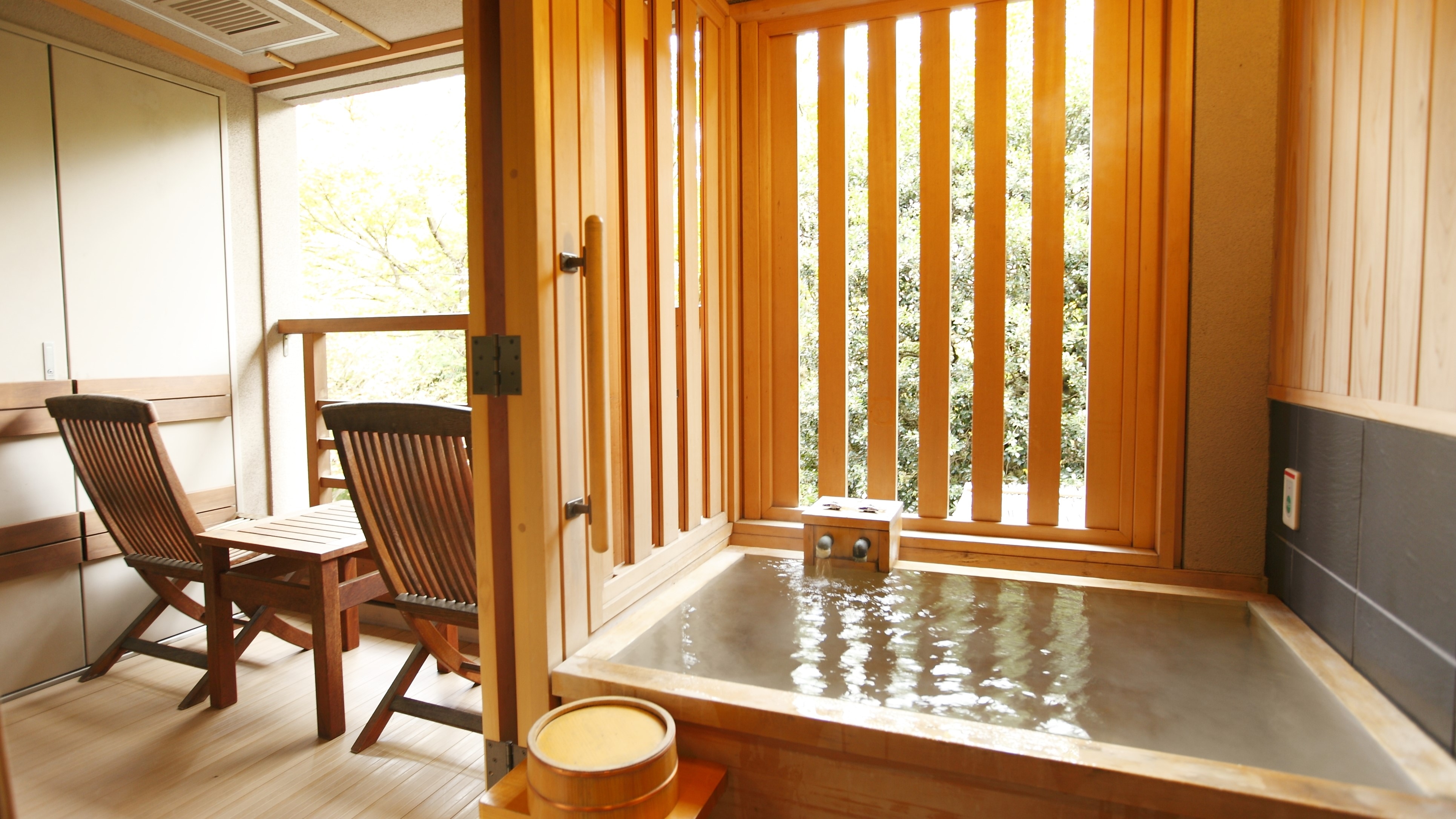 [Western-style twin with semi-open-air bath] Create a private space with a semi-open-air bath in the guest room. *This is not a hot spring.