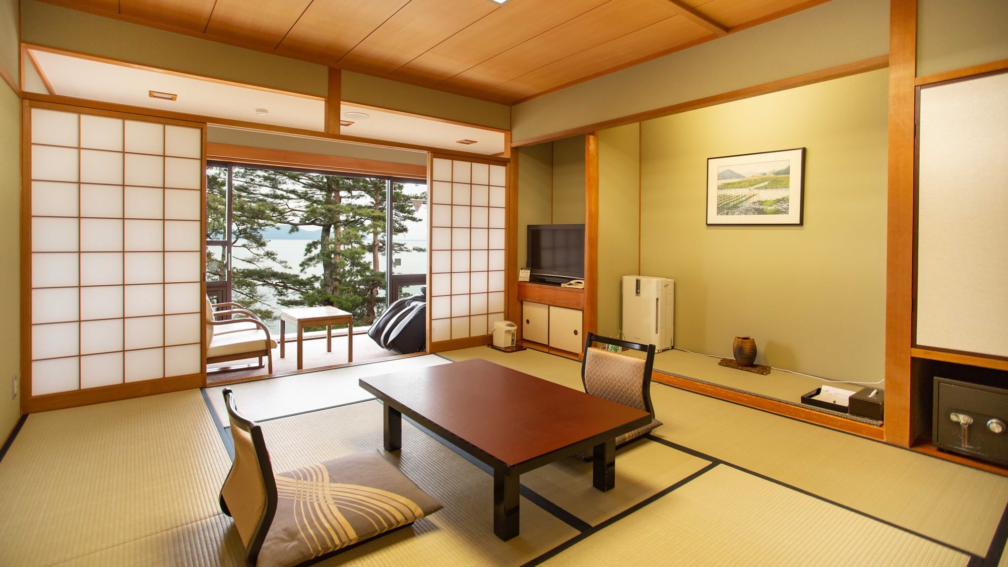 *[Kamar bergaya Jepang di gedung utama 10 tikar tatami (sisi danau)] Kamar ini berada tepat di depan pasir putih dan pohon pinus hijau Danau Biwa, dan pemandangan dari beranda sangat indah.