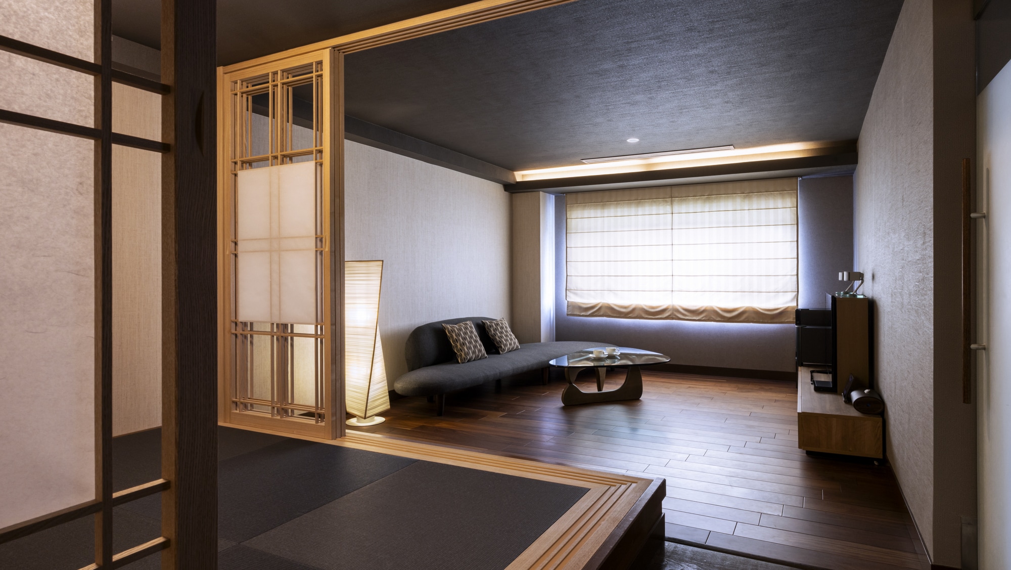 [Premium Suite 801] There is a Japanese-style room in front of the living space, and up to two futons can be provided.