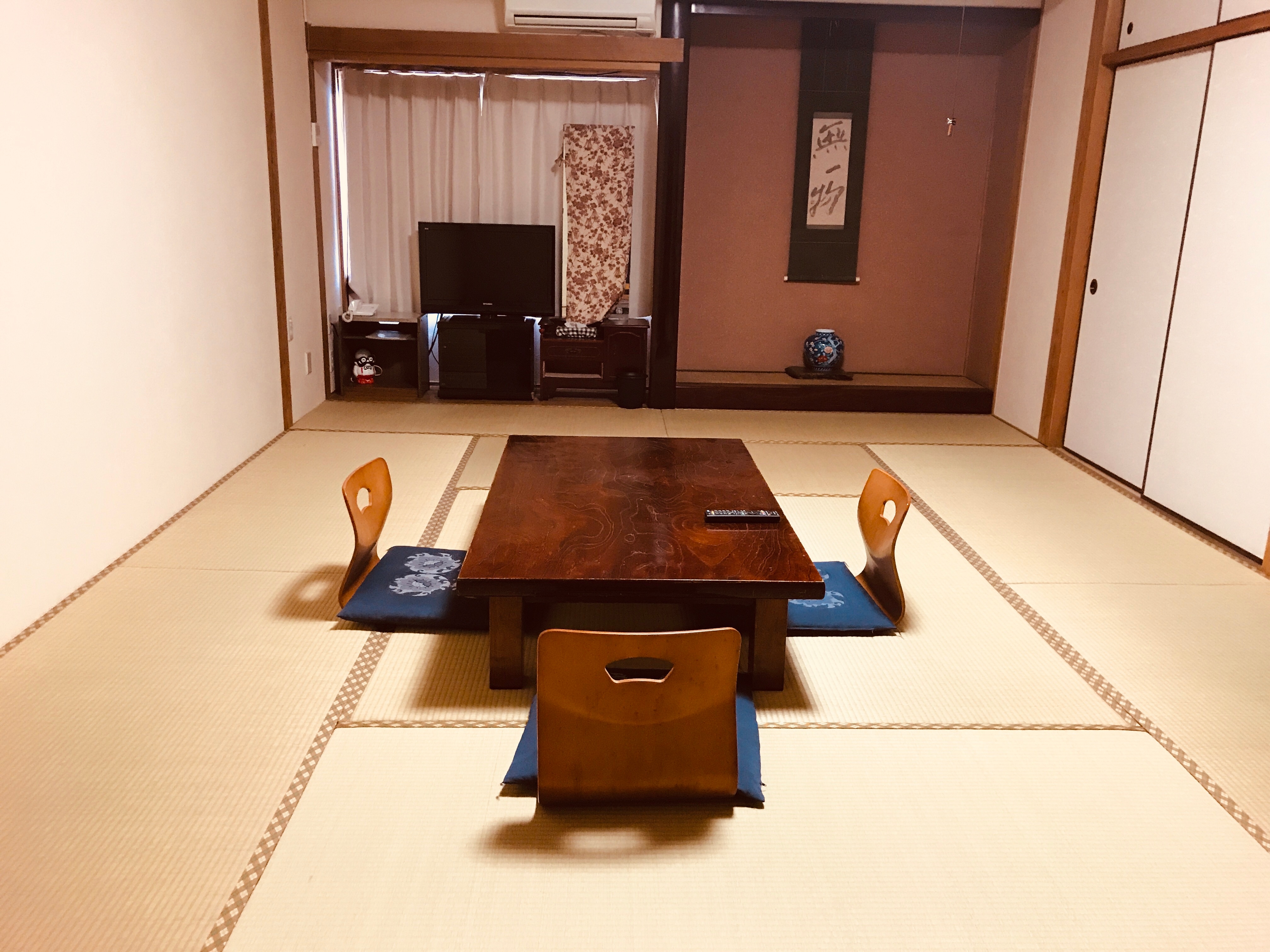 Japanese-style room (12 tatami mats)
