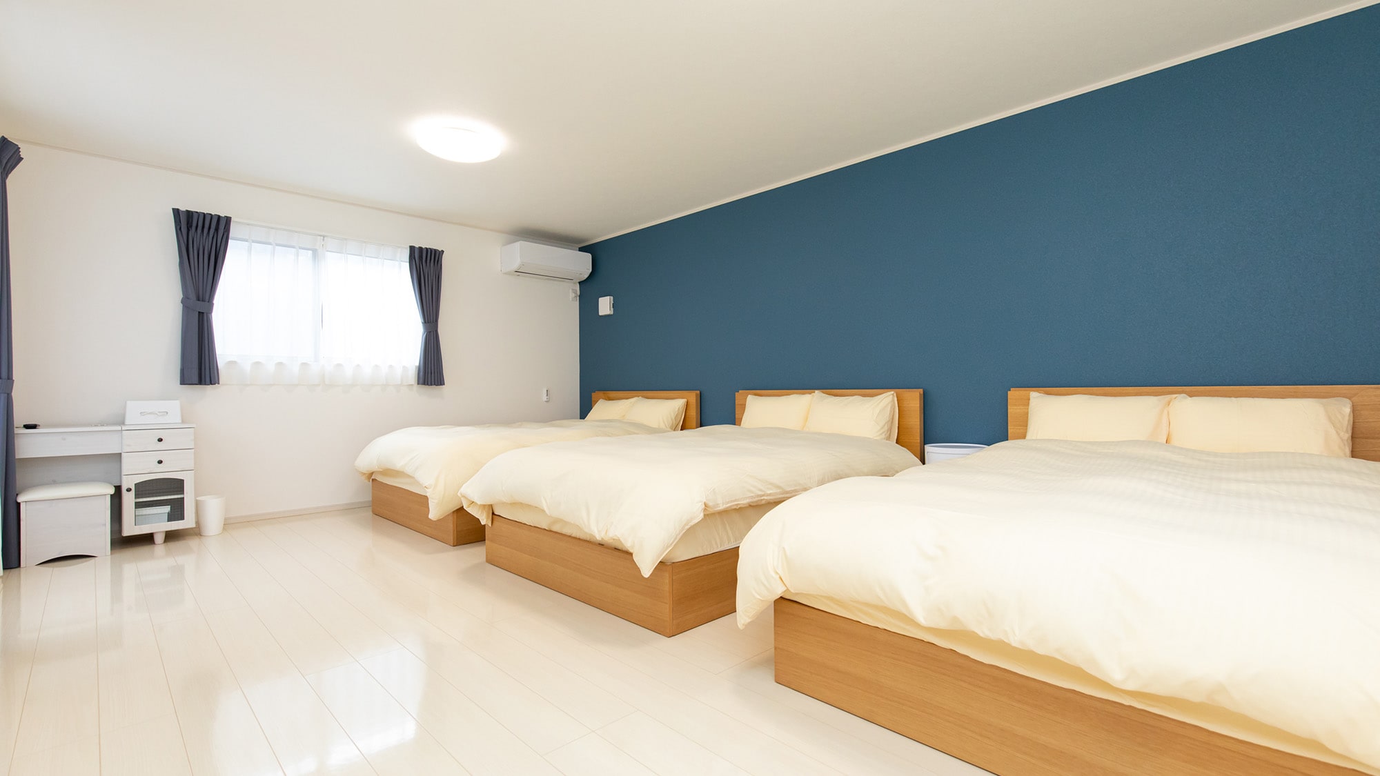 D Building: Bedroom: Three spacious double beds