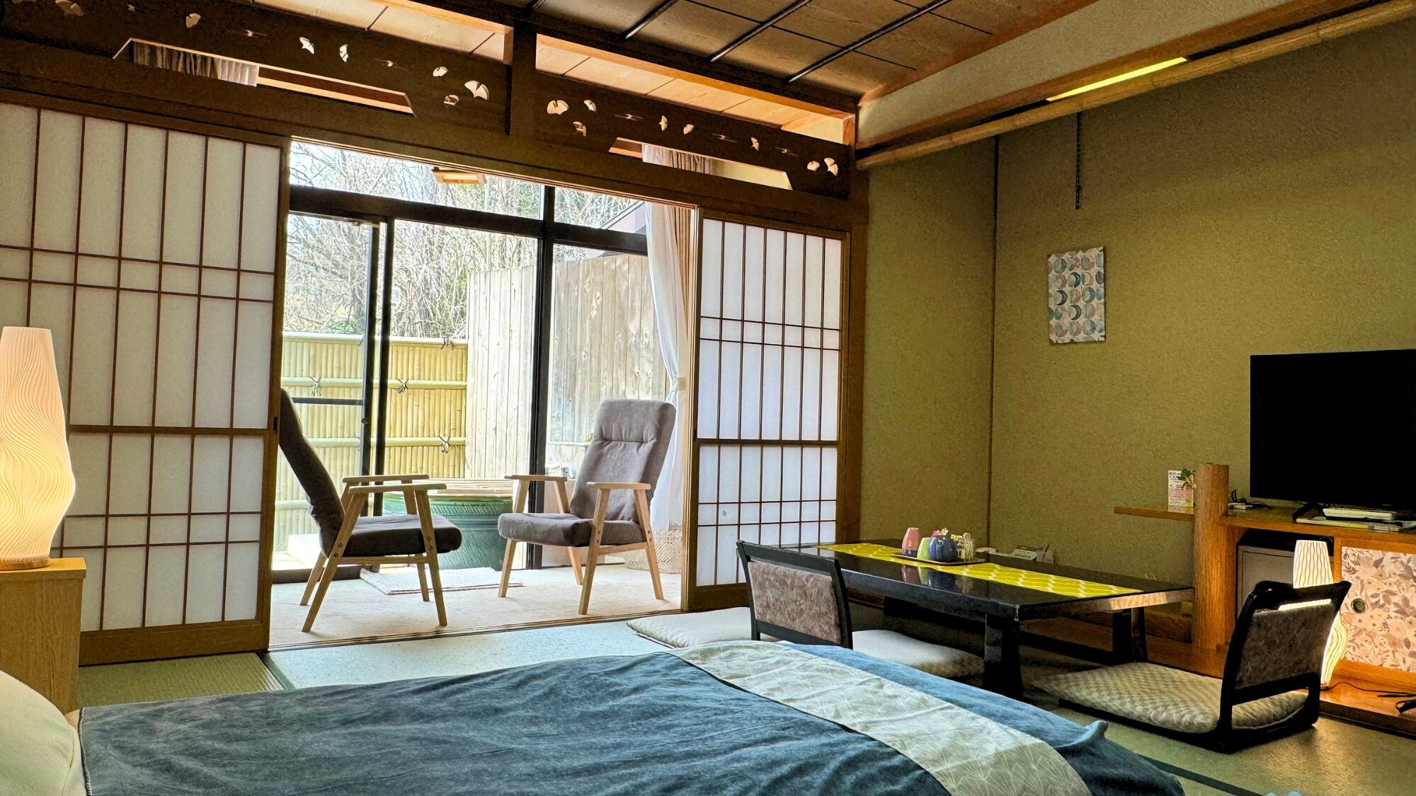 Enjoy the open-air bath to your heart's content while gazing at the moon and stars in the night sky.