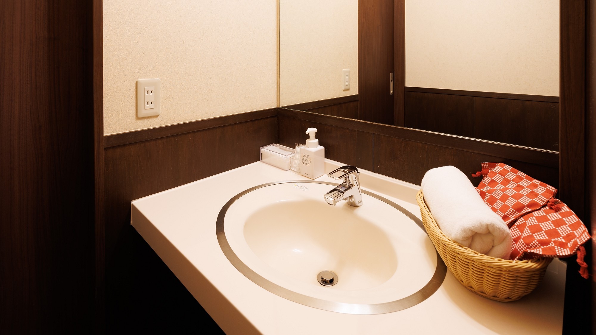 ■ [Kirishima] Main building Japanese-style room, 14 tatami mats / Overlooking the atmospheric Suwa Taisha Shrine
