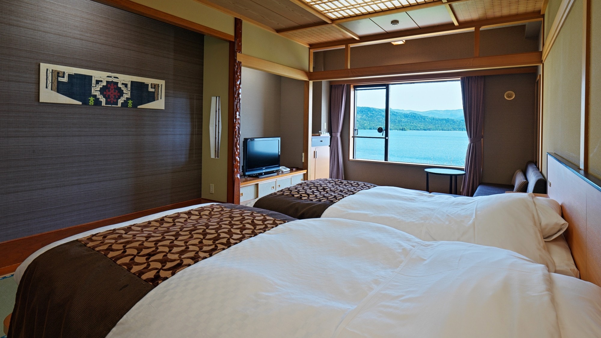 [Wings Building/Lake side] Japanese-style twin room/A room with a sense of freedom overlooking Lake Akan from the window of the room