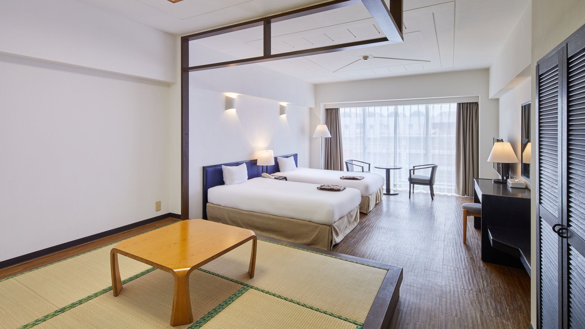 [Standard Family Room / Japanese-Western Style Room] Relax and unwind on the tatami mats, and sleep soundly in the bed. A space that offers the comfort of both Japanese and Western styles.