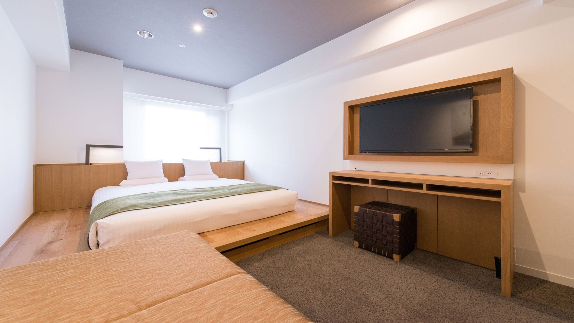 具有日本風味和寧靜氛圍的舒適特大號床