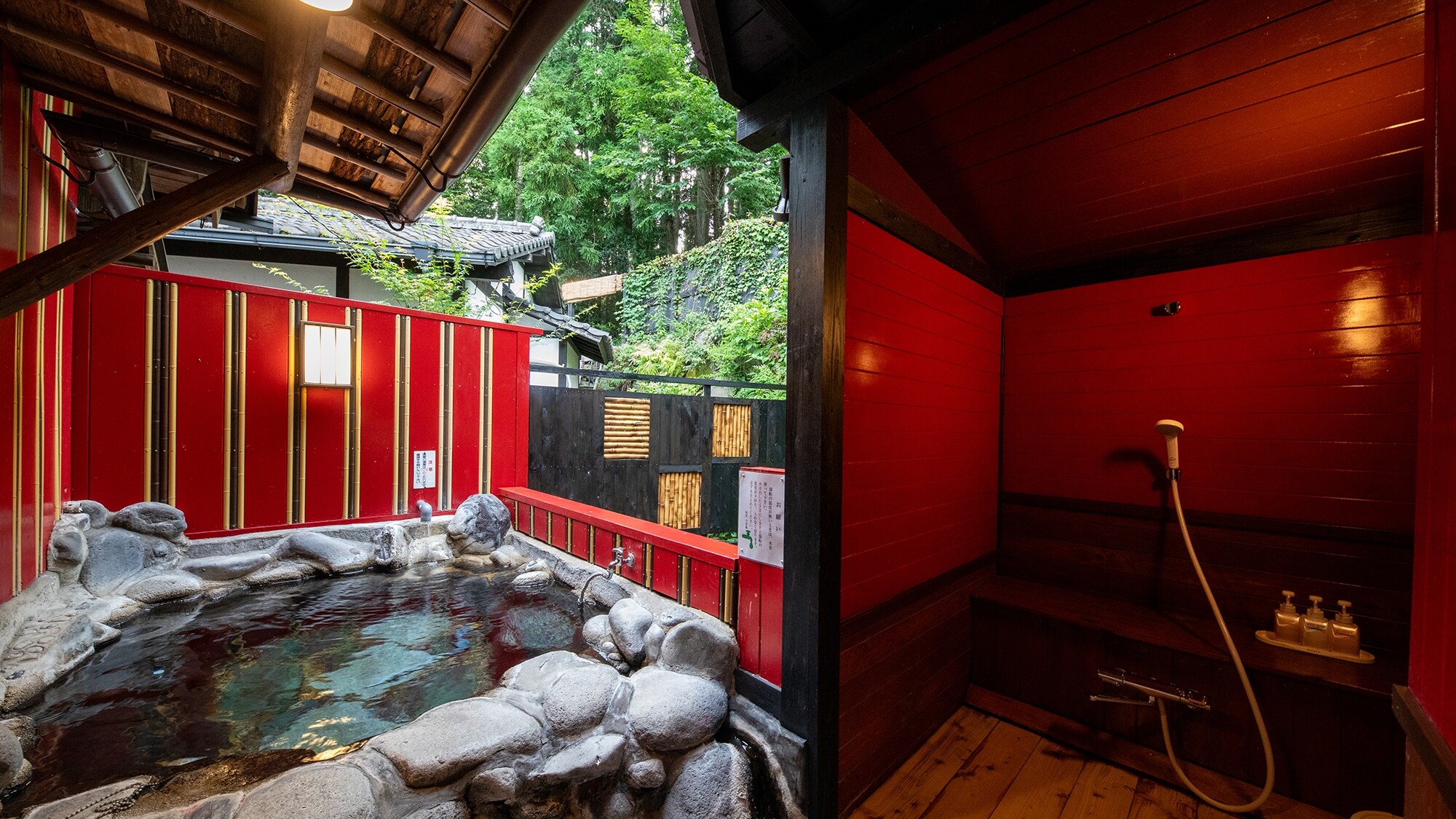 [Akebi] Main house guest room 1st floor_Japanese-style room with 9 tatami mats. Feel the four seasons and enjoy the open-air bathing experience.