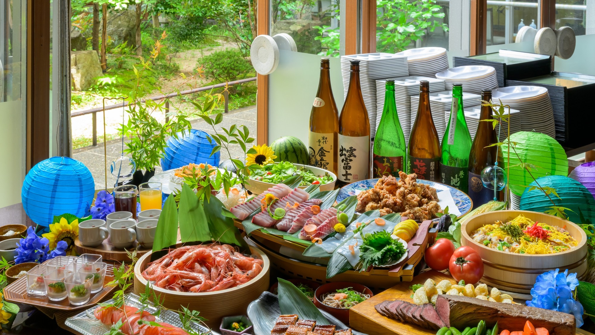 Enjoy a splendid Japanese and Western buffet featuring delicious dishes from the San'in region. Local sake is also available, so please enjoy it with your meal.