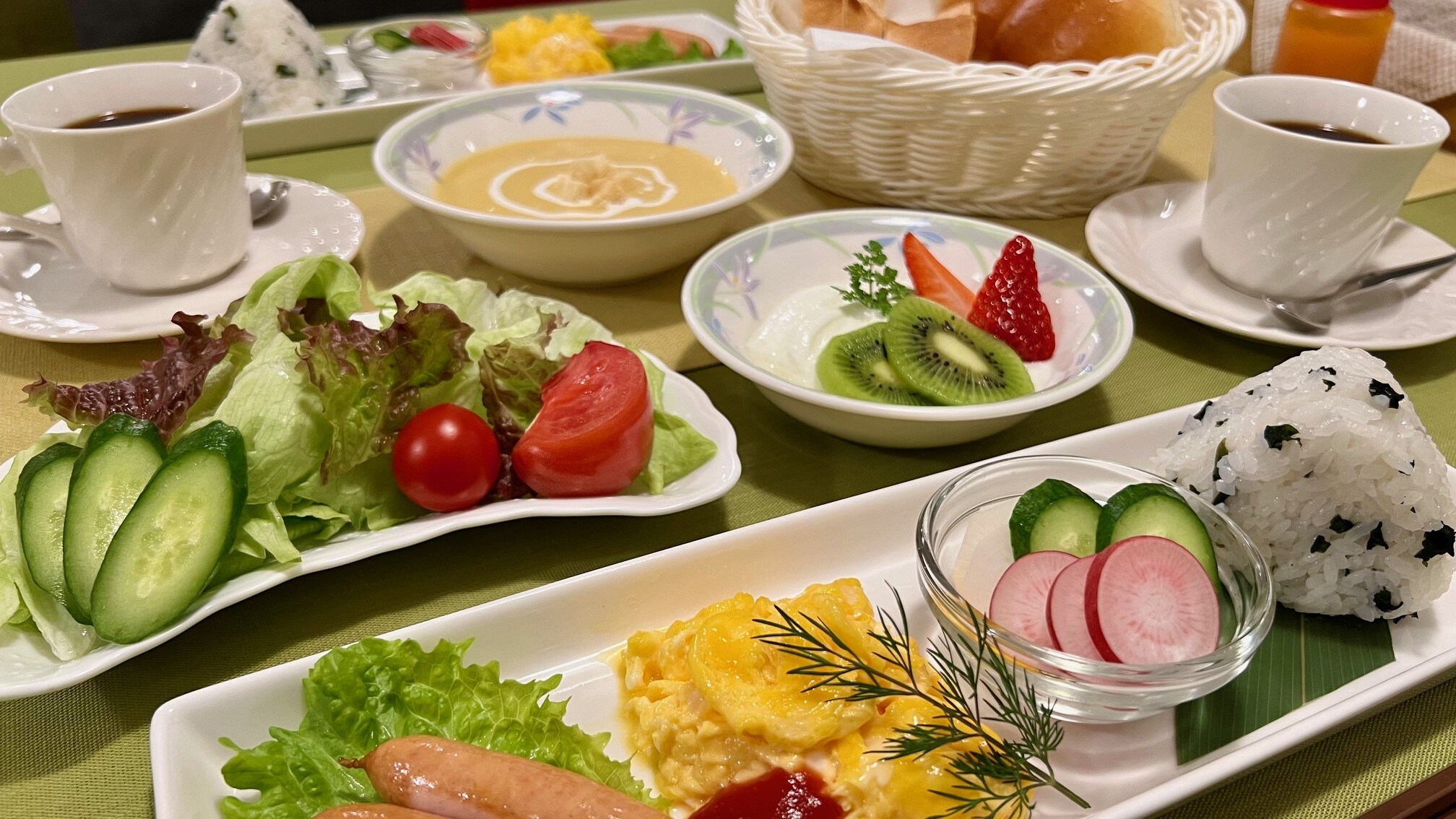 Breakfast is Western food with egg dishes as the main course. Rice is also popular and we provide onigiri (rice balls) as well.