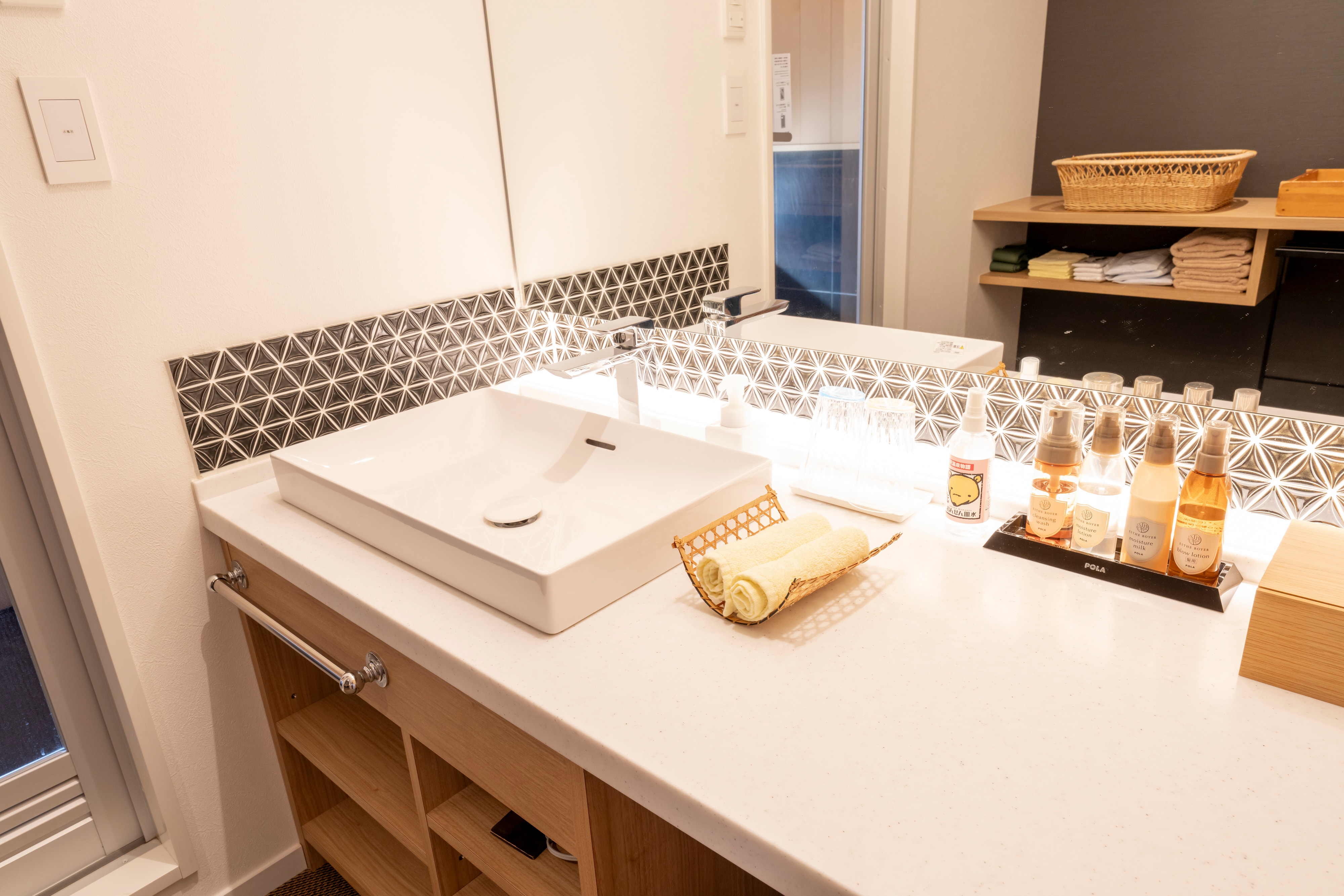 [Shinano Residence Ginka] Spacious living room + world-famous hot spring "Mayu" bath