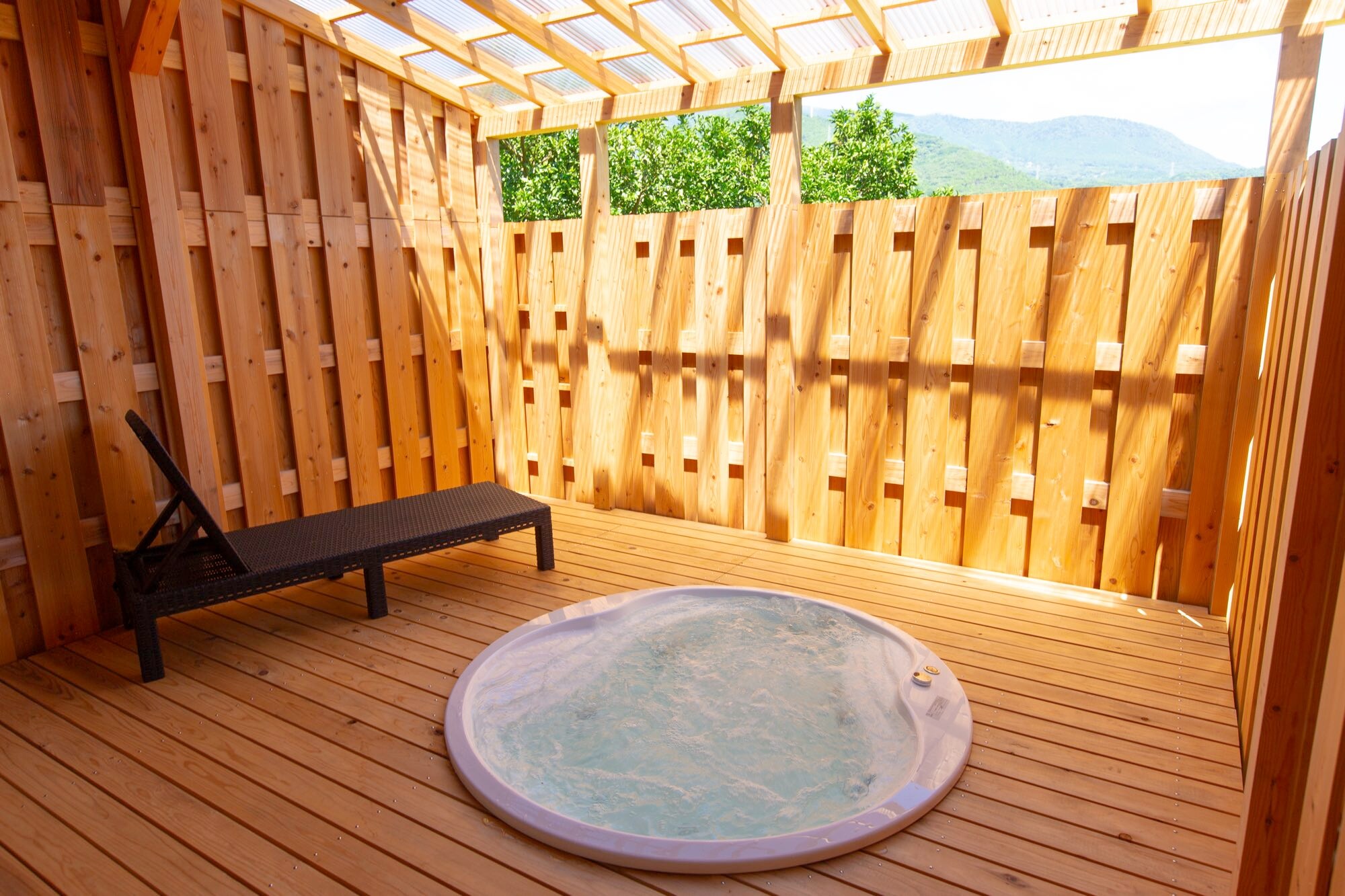 Private half-open-air jacuzzi bath (2 locations)