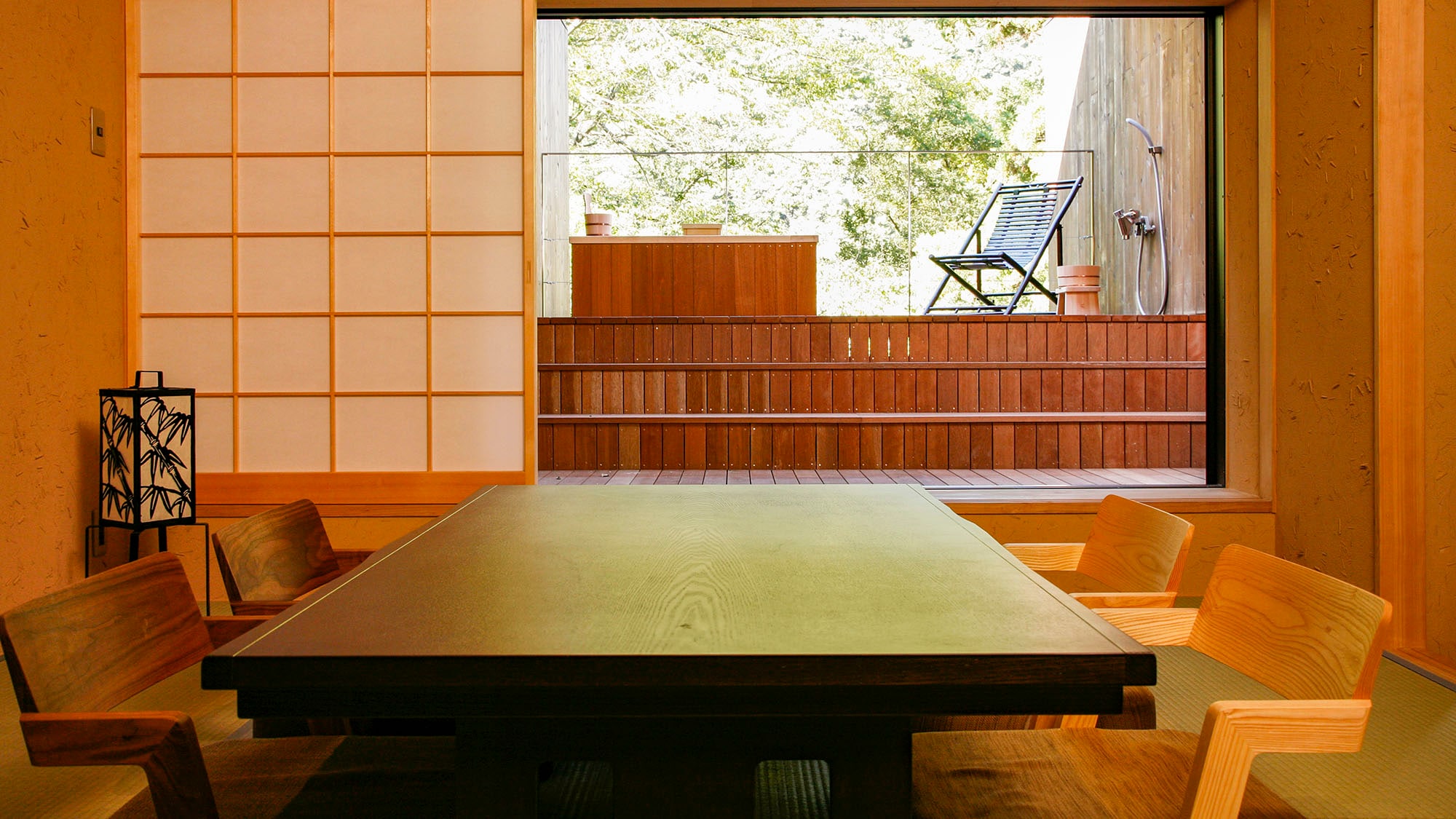 ・[ตัวอย่างห้องพัก Kohaku] ห้องอาบน้ำกลางแจ้งบนระเบียง + ห้องสไตล์ญี่ปุ่นขนาด 8 เสื่อทาทามิ + ห้องเตียงแฝด