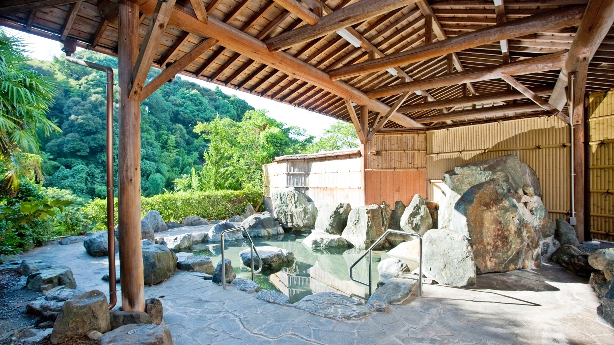 [Open-air bath] Yunokawa Onsen, which springs up at the foot of Mt. Daikoku.