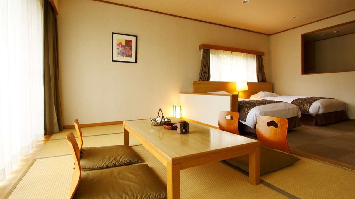 [Spacious and spacious Japanese-Western style room] Equipped with two high beds, and futons can be laid out on the tatami mats.