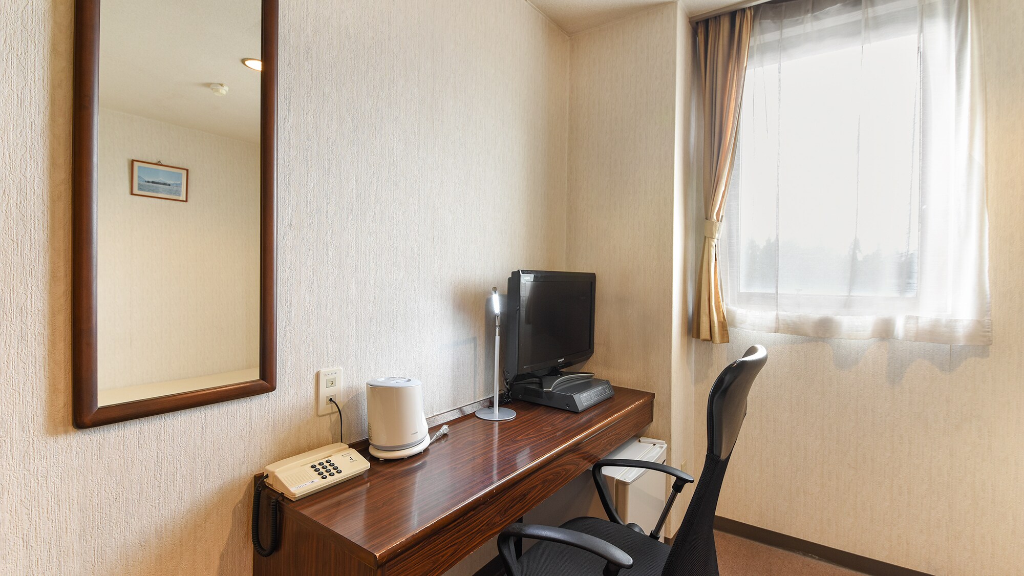 *[Non-smoking single room/(with air conditioning)]