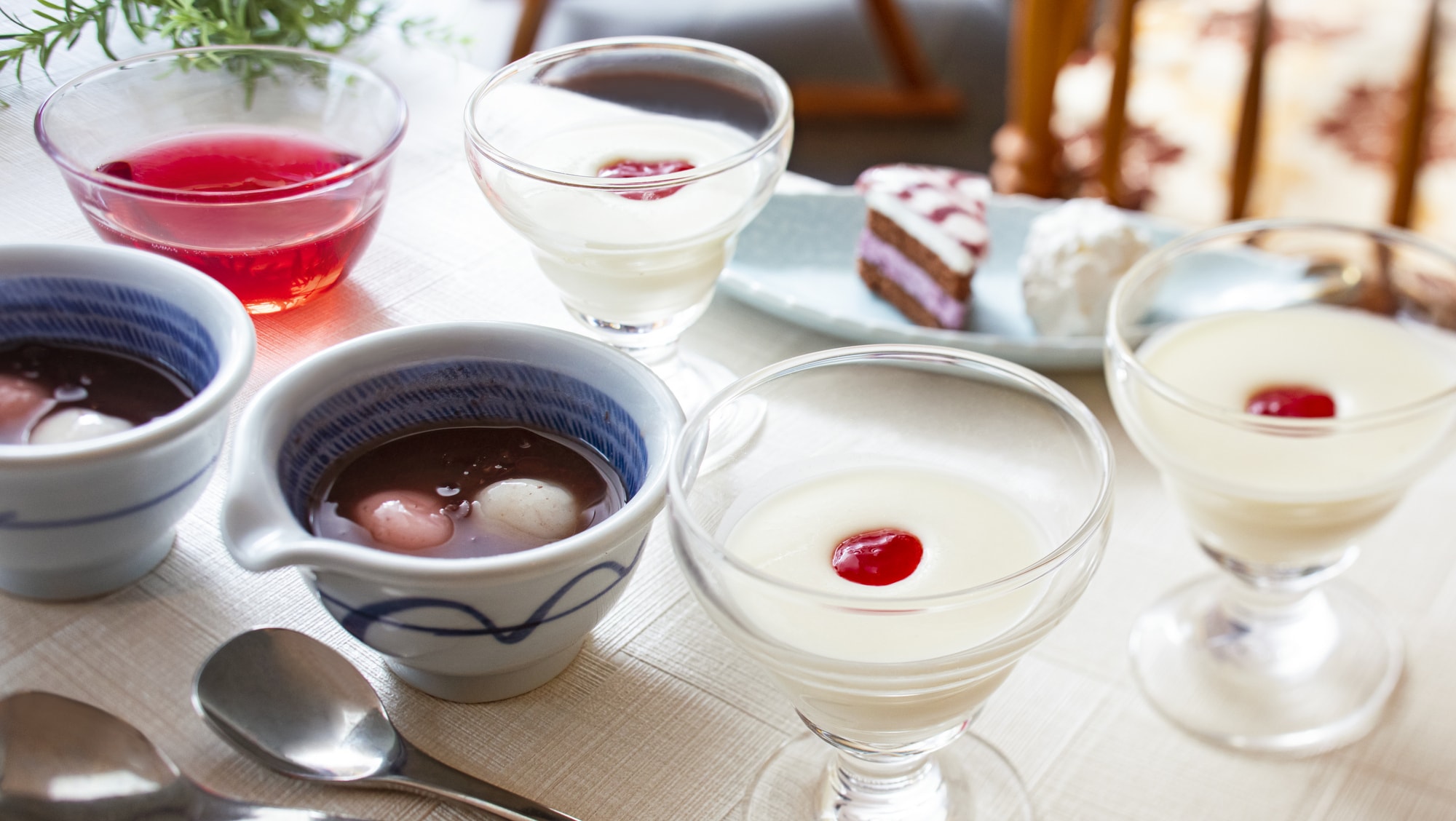 [Lounge service] Desserts are available in the lounge on the 6th floor. Please enjoy them at your leisure after your meal.