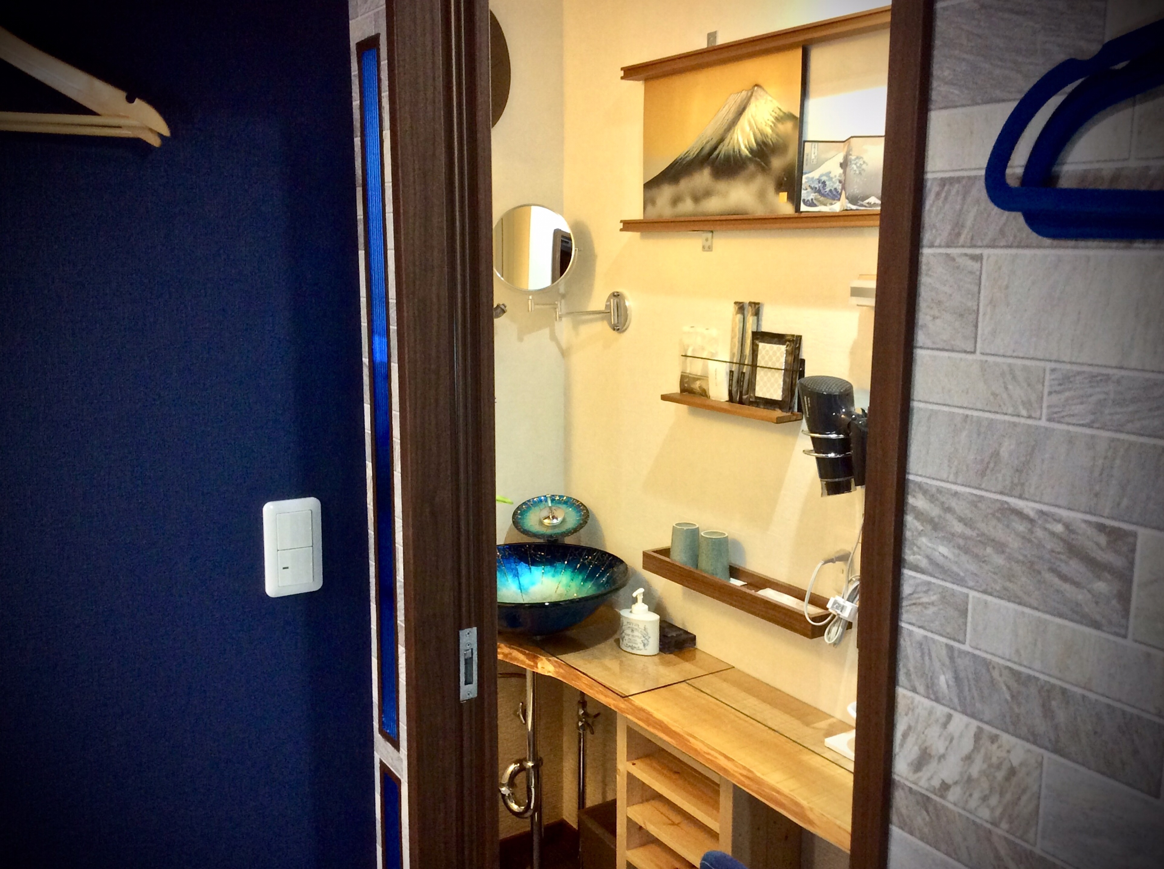 "Ruri-Ma: Room 202" Restroom (sliding door open)