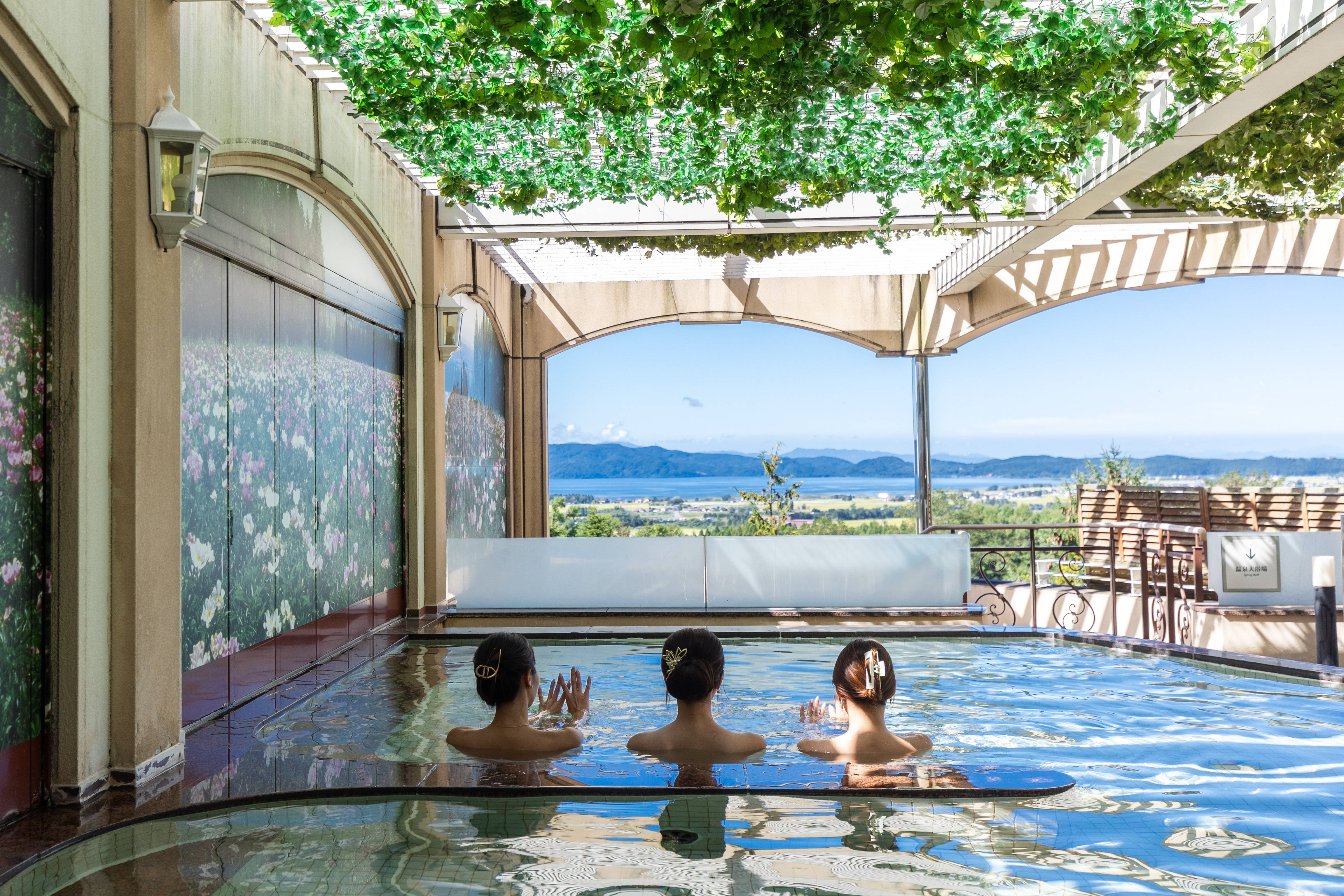 女性露天風呂「湖眺望の湯」からの眺め