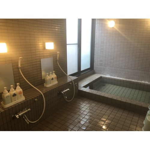 [Bathroom] The bathtub is large enough to accommodate about three adults, and there are five showers at the washing area.