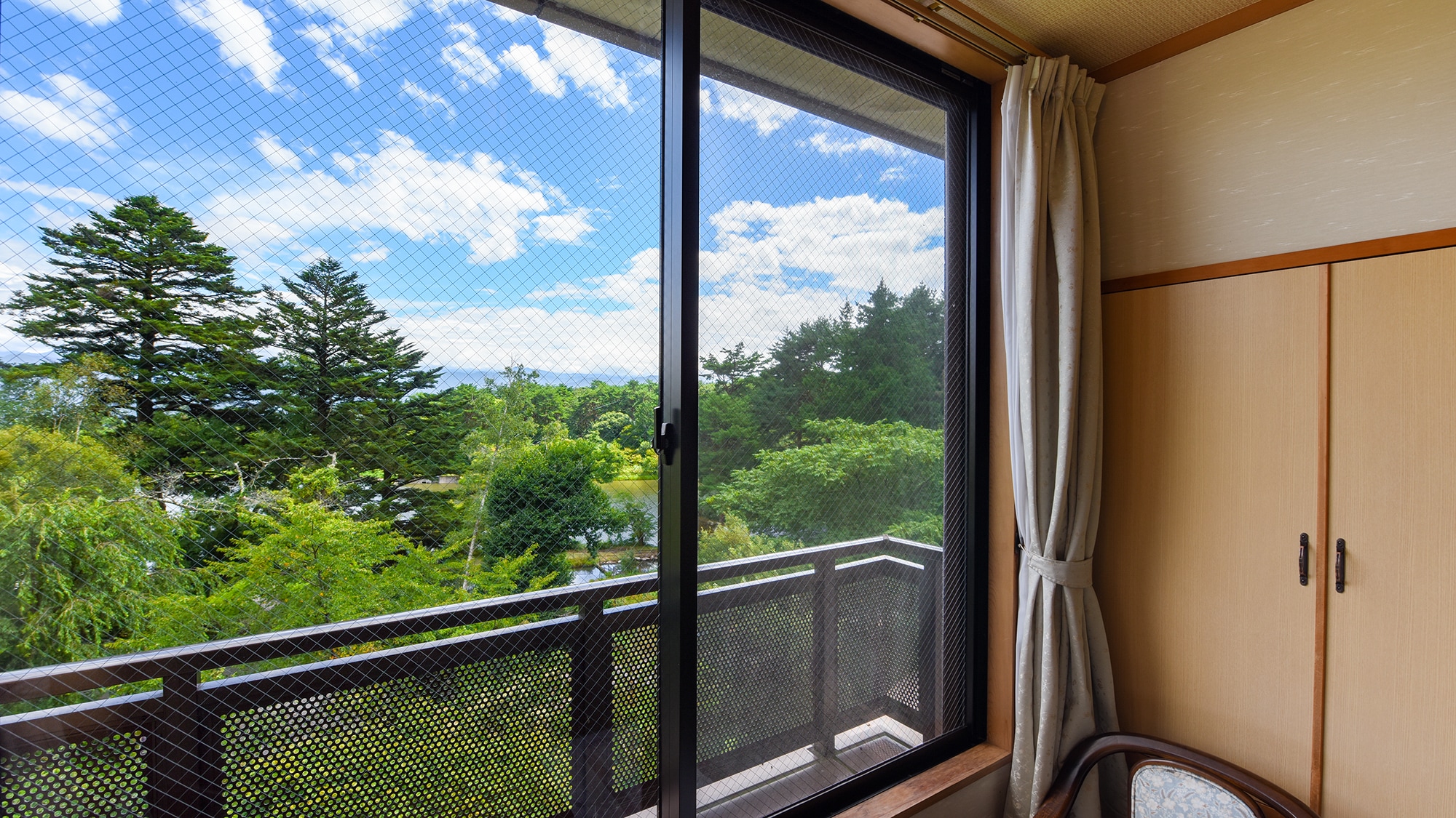 * [LAKE & FOREST view] Japanese-style room with 8 tatami mats and spacious veranda