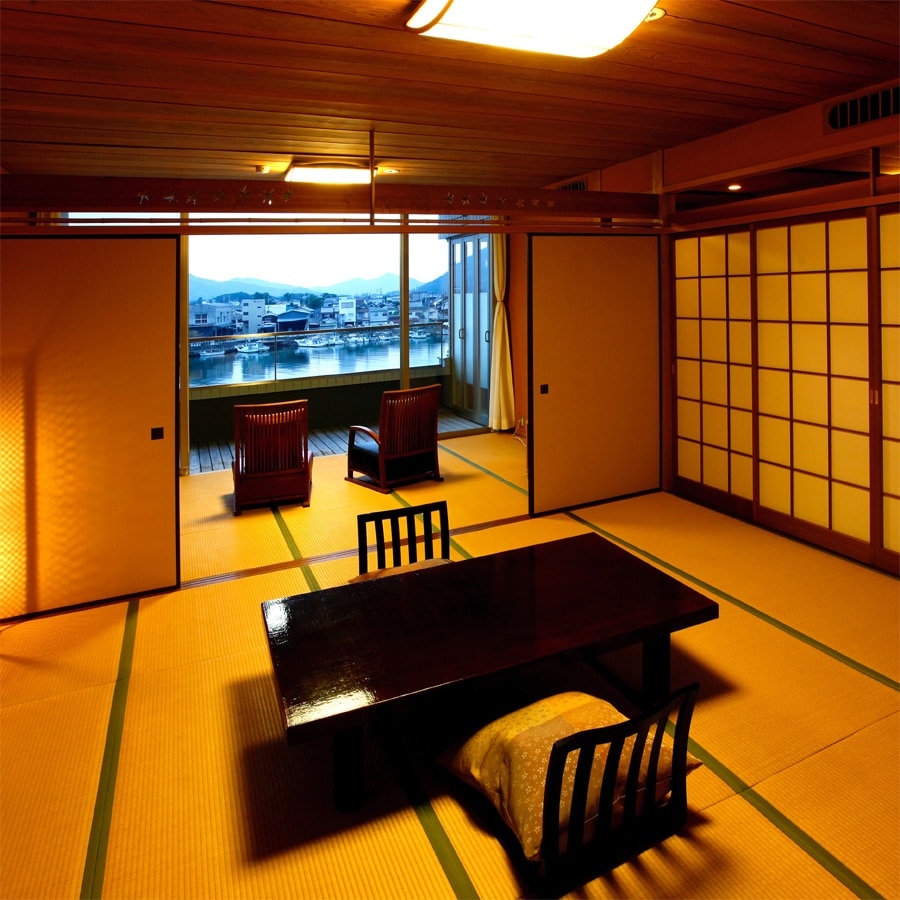 River view wide [River side 12.5 + 7.5 tatami mats / Semi-open-air bath with a view] No smoking