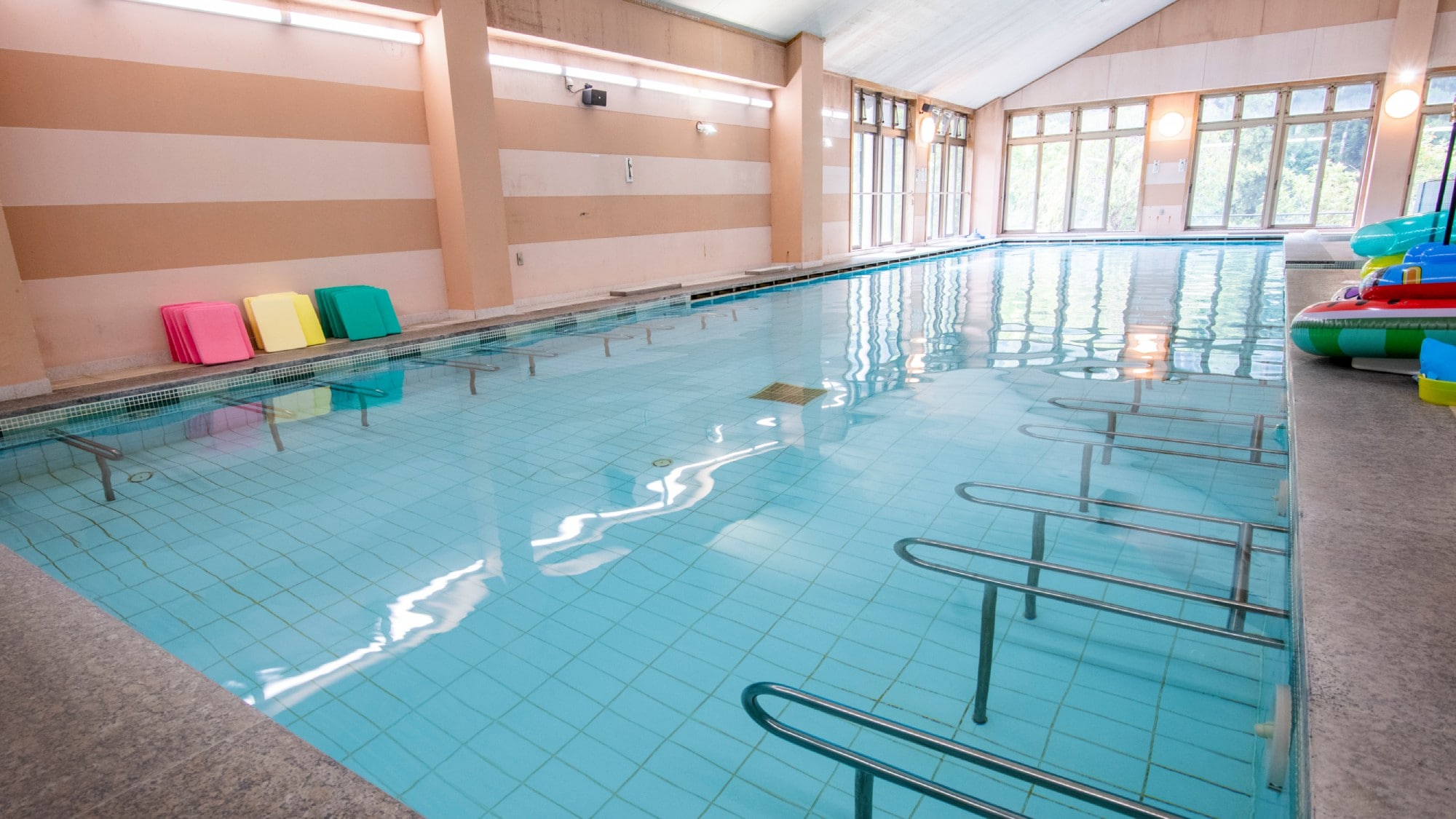 ・[20m pool] This pool uses low-temperature hot spring water, which is rare in Japan.