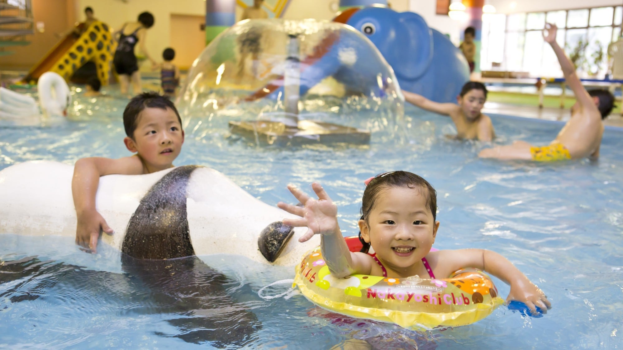 수영장은 여름만이 아니다! 온수 수영장에서 일년 내내 즐길 수 있습니다. 【풀】