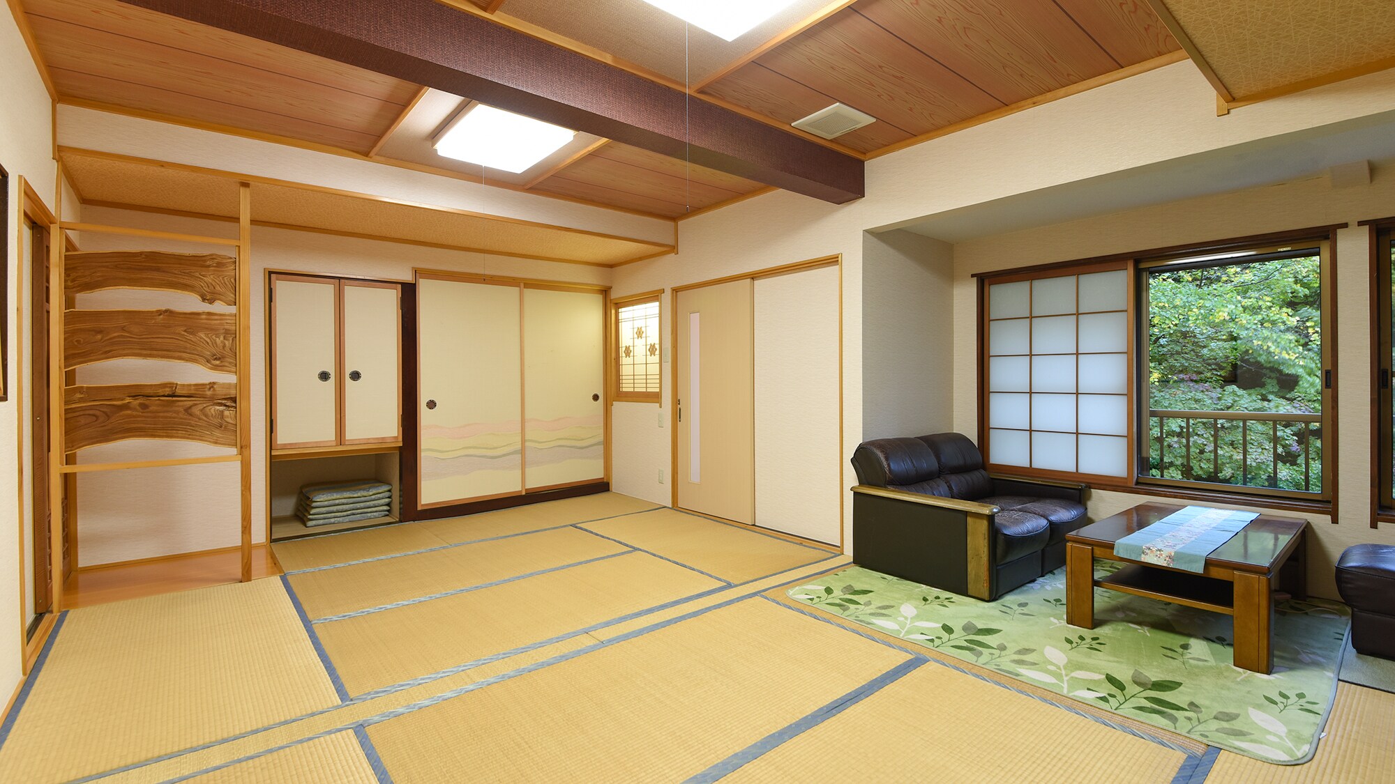 * [Room] Japanese-style room with 12 tatami mat toilet