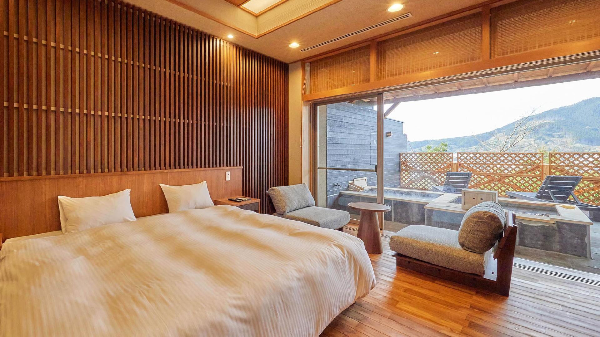 ・[Downstairs: Bedroom] Enjoy a good night's sleep in fluffy bedding