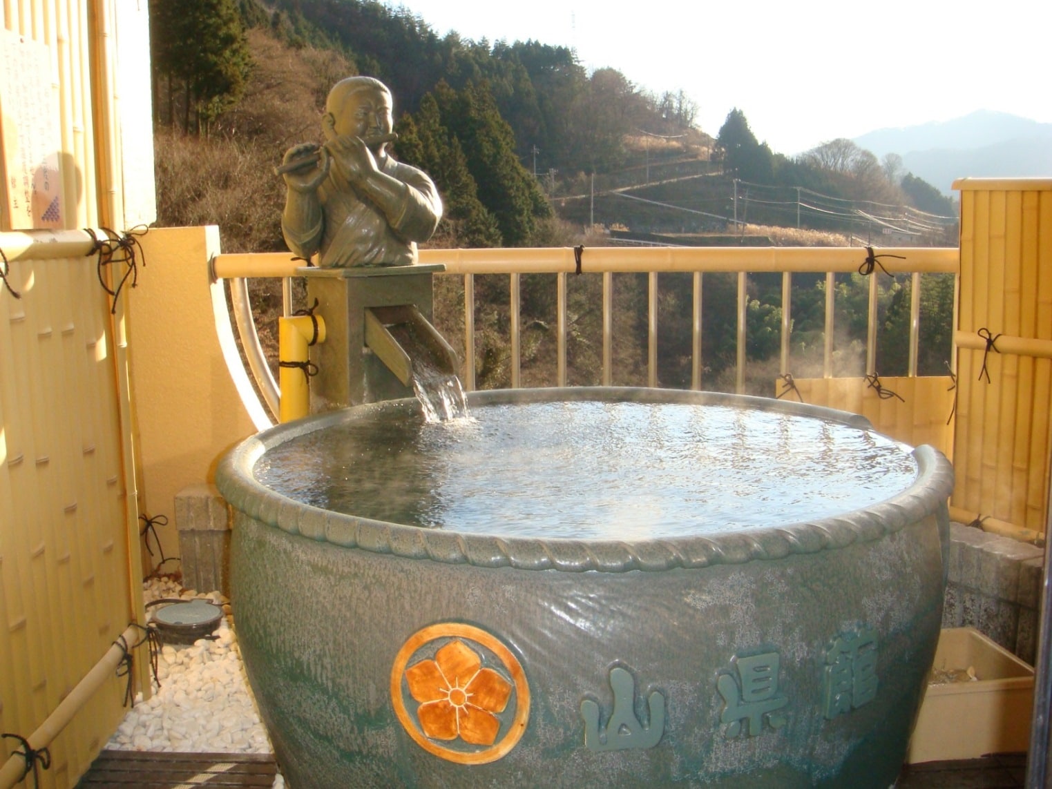 带露天浴池的客房“溪流之间”，可眺望甲斐山脉