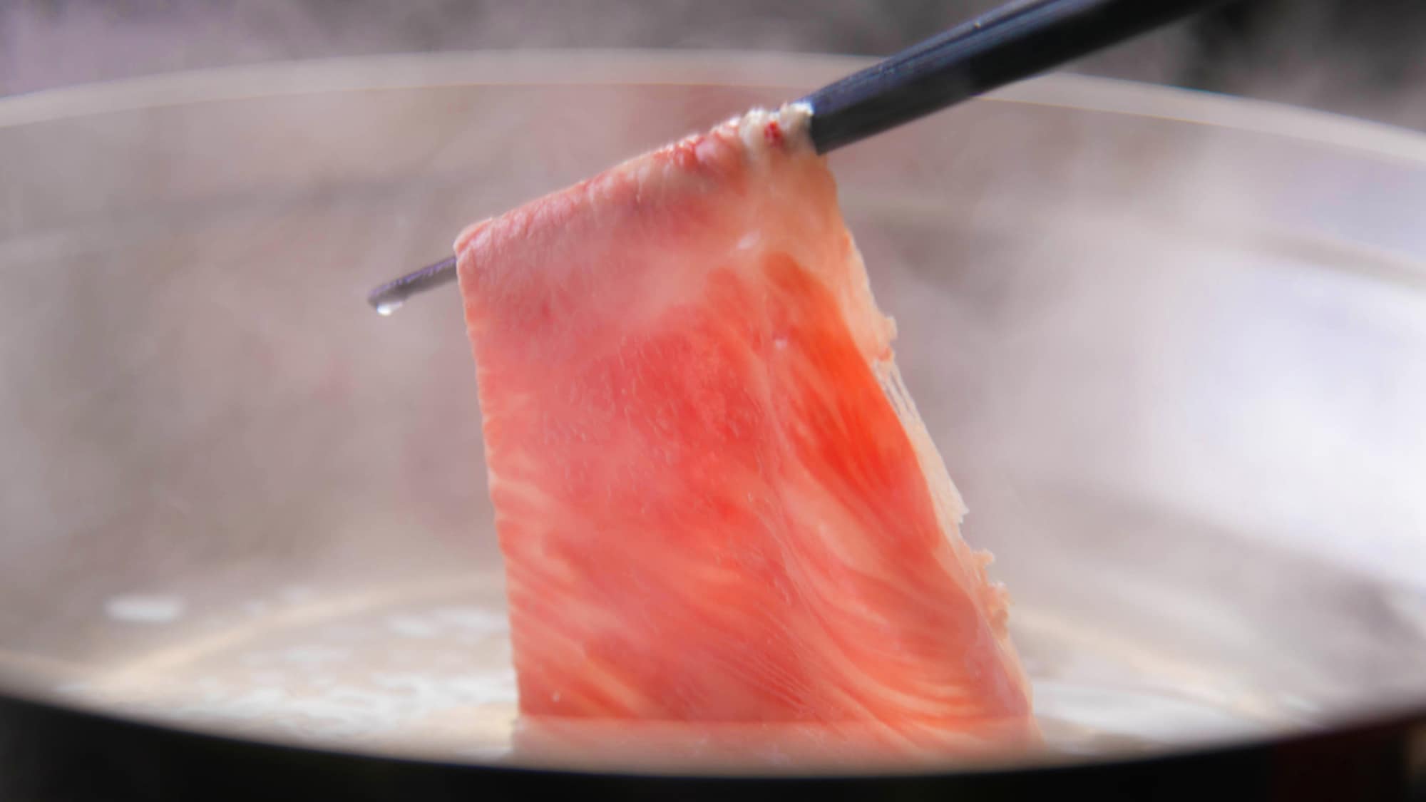 [Matsusaka beef shabu-shabu] Quickly dipped in hot water, it turns pink and melts in your mouth