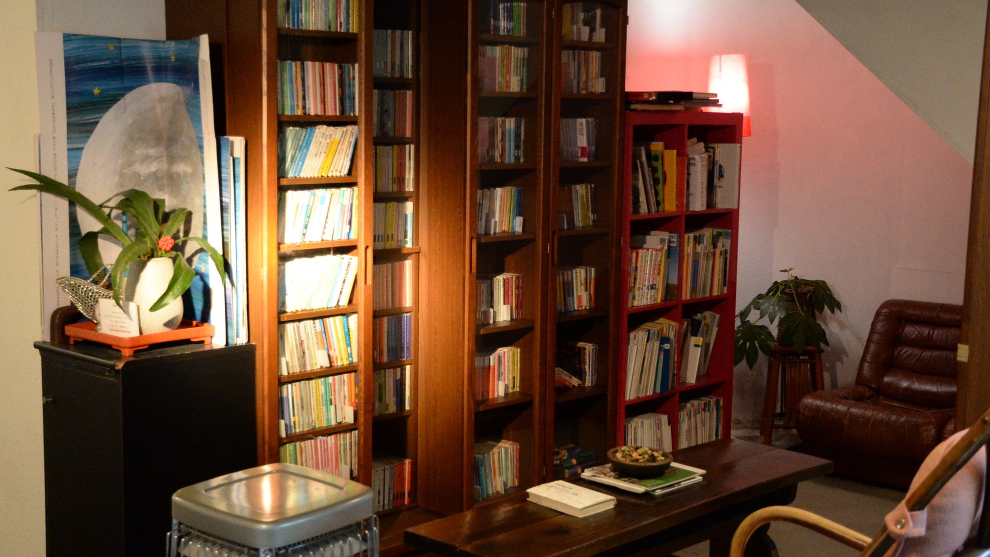 It's a small but lovely bookshelf. Some of the books were donated by customers. You can also interact with other customers.