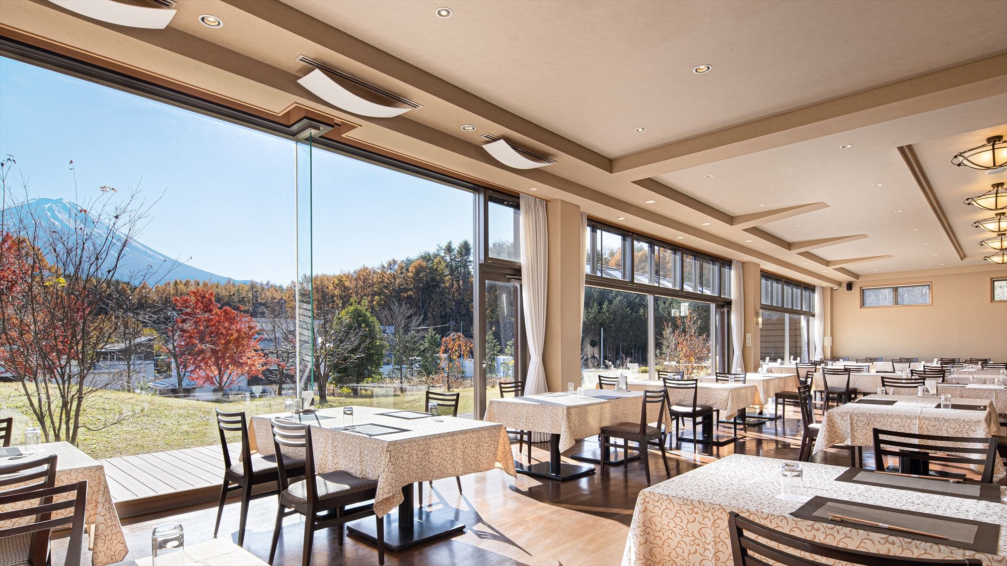 [1st floor restaurant] Restaurant with a view of Fuji