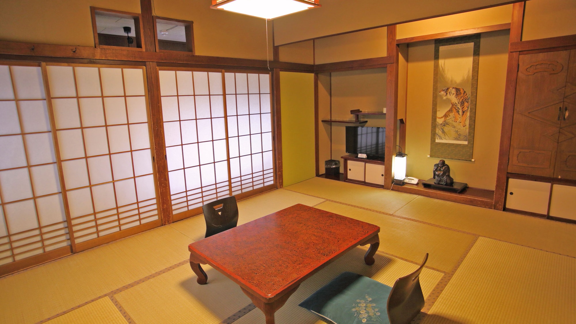 *An example of a 10 tatami Japanese-style room. A comfortable room with a wide veranda.