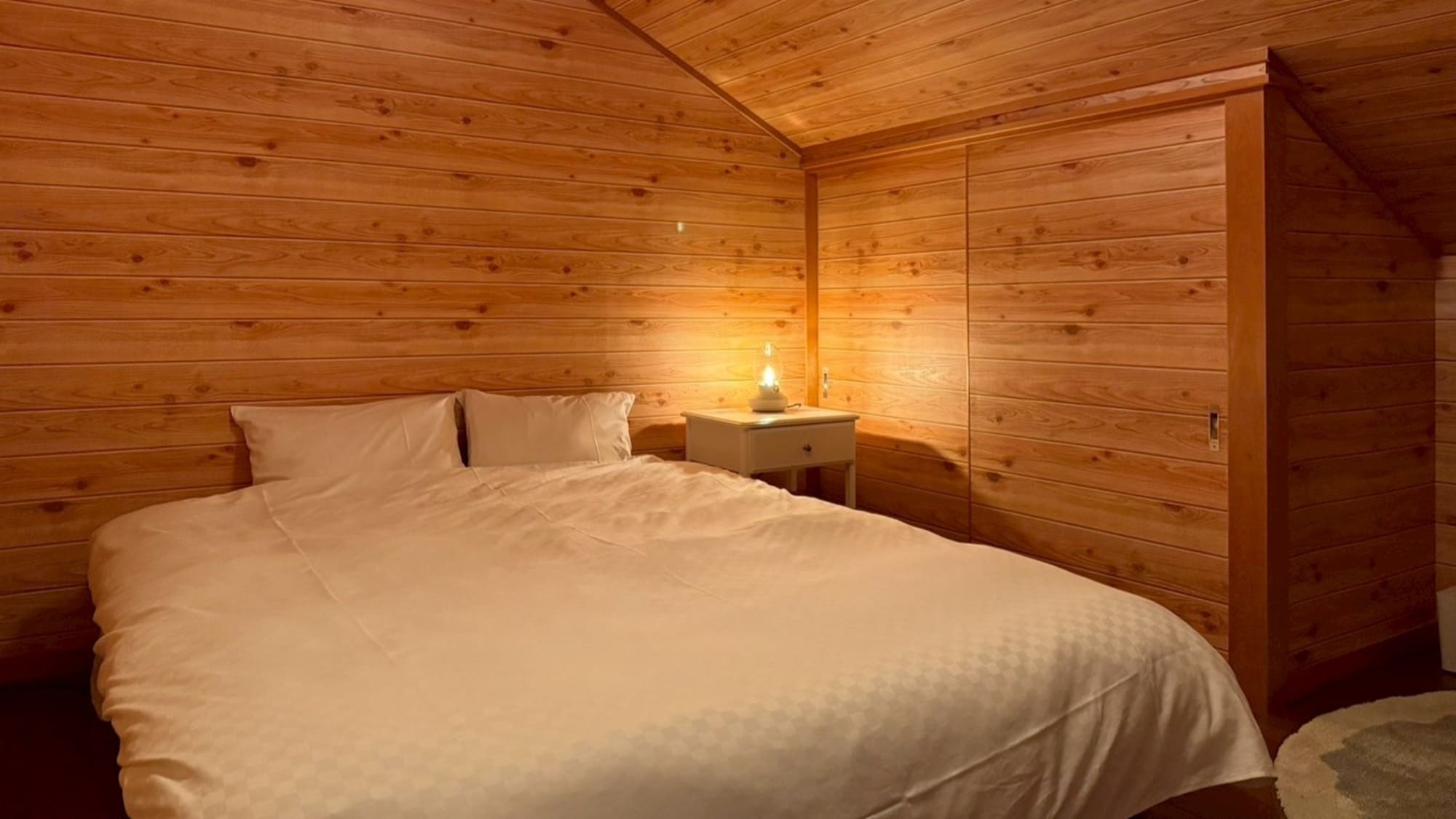 2F：溫暖木質氛圍的臥室