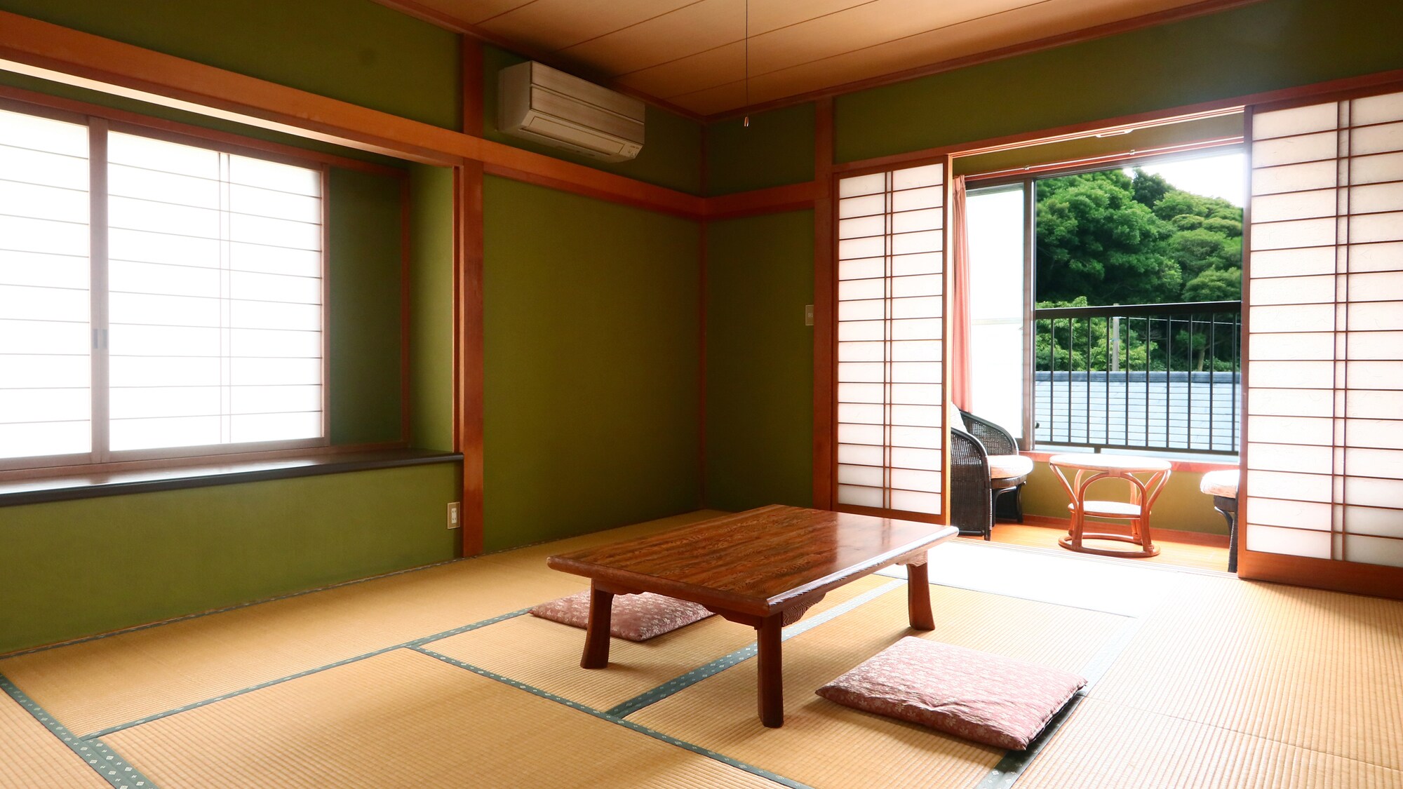 10 tatami Japanese-style room with a wide veranda. Feel the natural breeze.