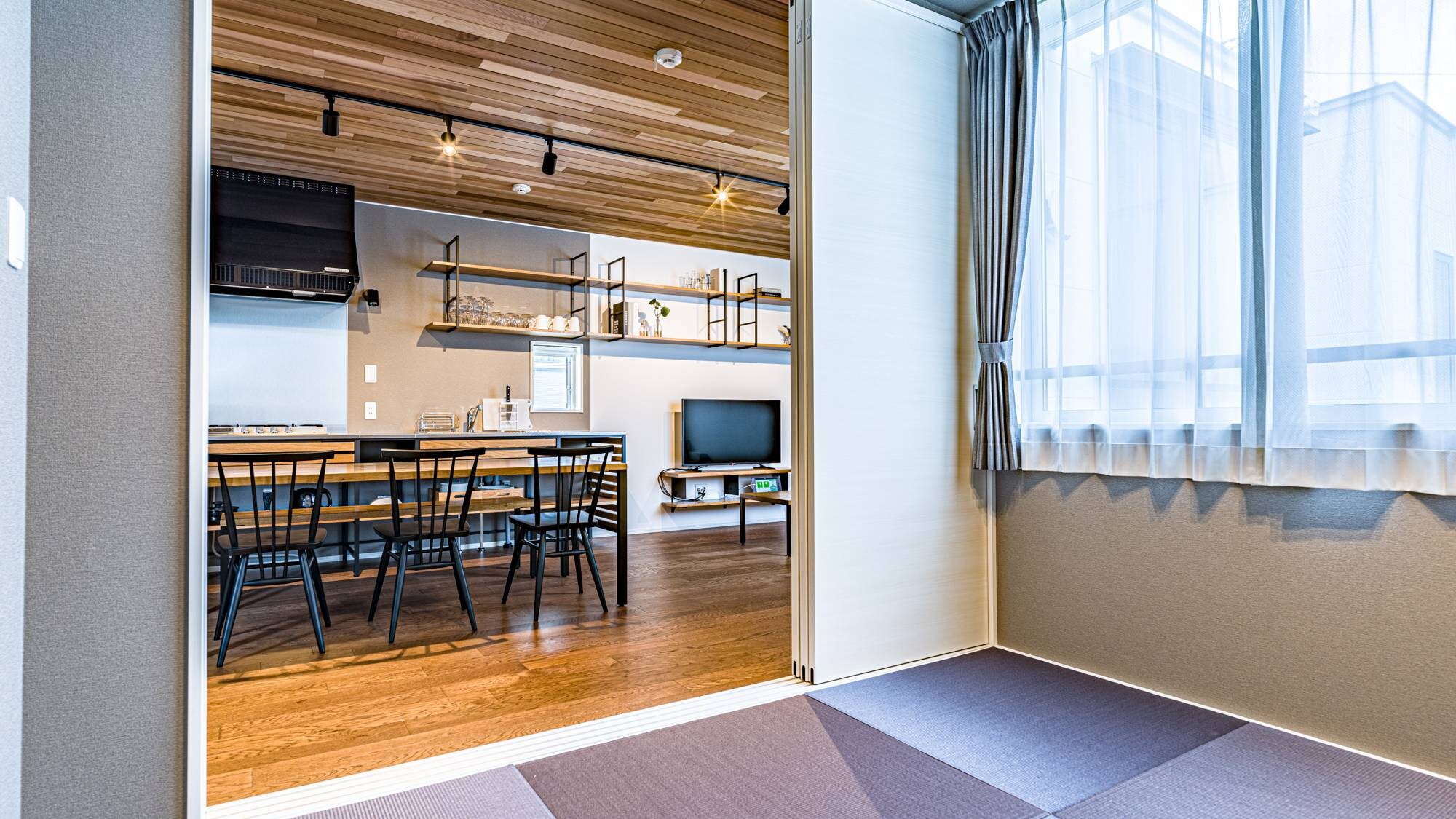 [Kamar bergaya Jepang] Nikmati masa menginap yang menenangkan di kamar bergaya Jepang dengan akses langsung ke ruang tamu.