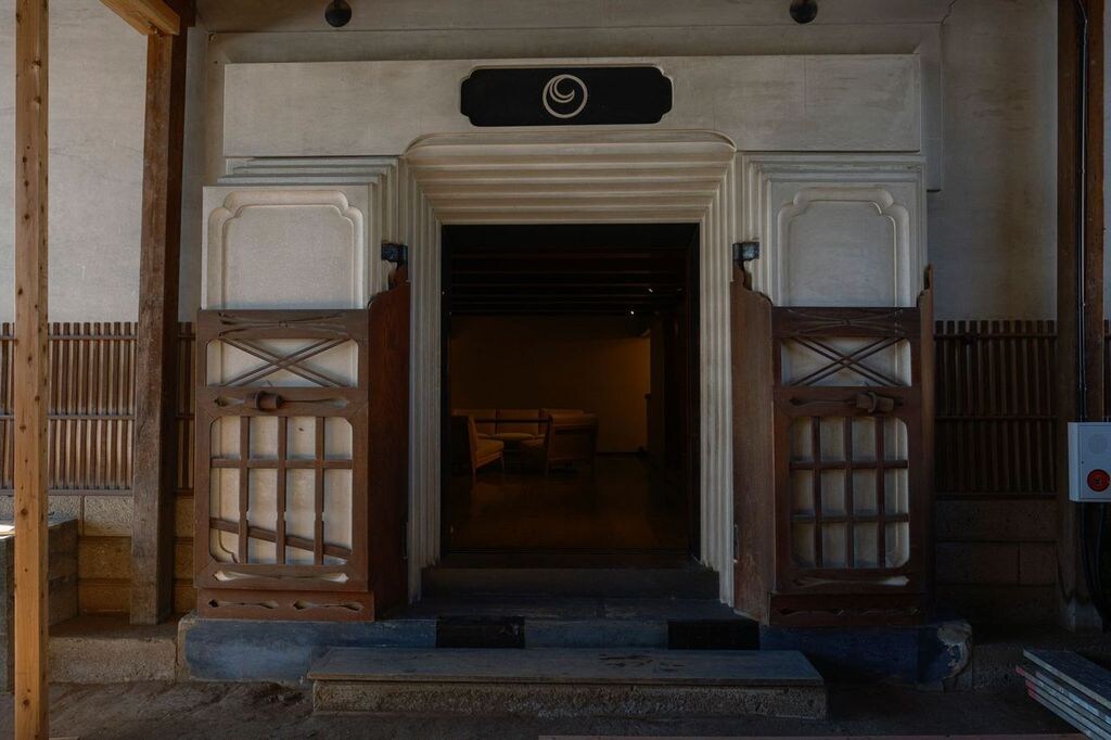 Suite dengan Aizome｜Pintu masuk ke kamar tamu memanfaatkan gerbang gudang yang megah.